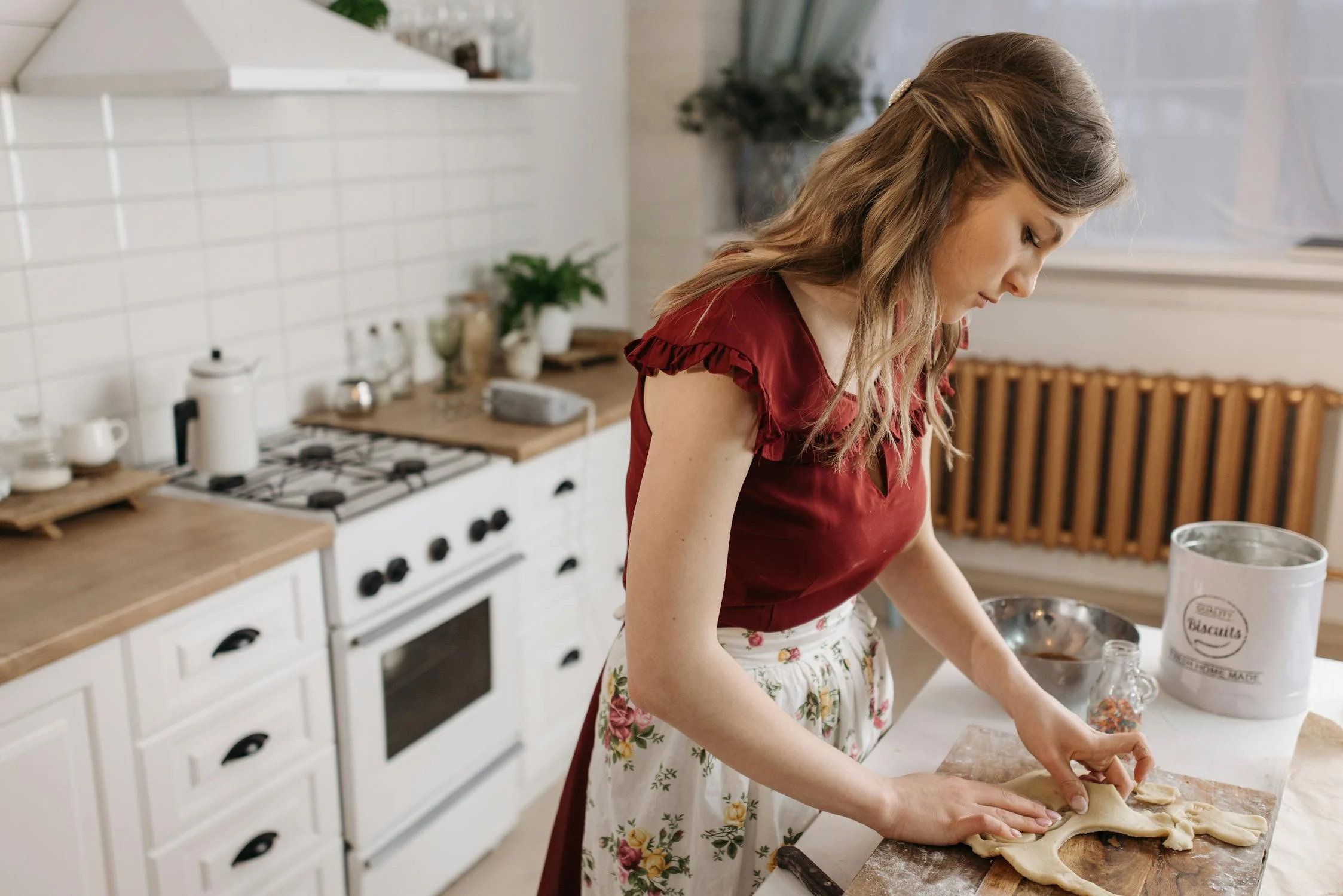 Eine Frau beim Backen | Quelle: Pexels