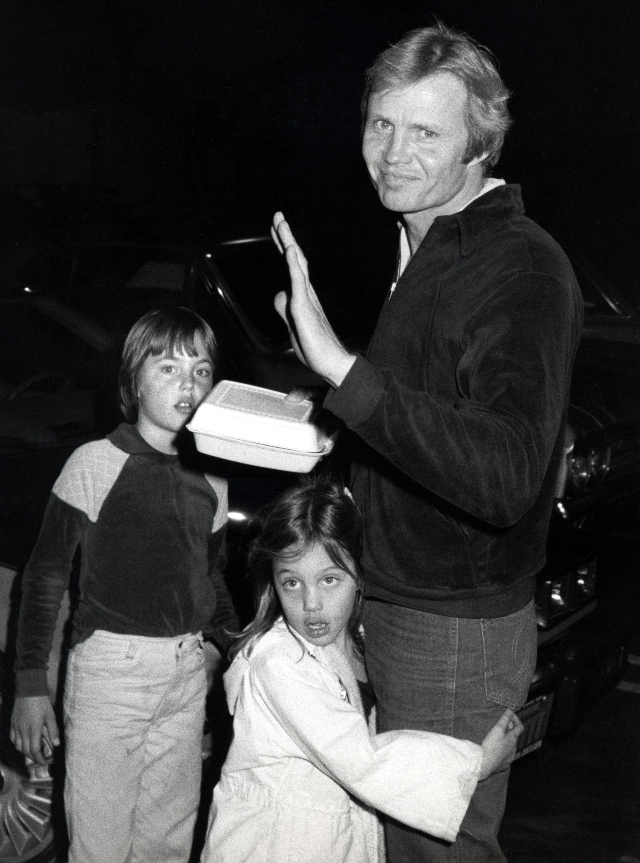 James Haven wurde als Kind zusammen mit seinem Vater Jon Voight und seiner Schwester Angelina Jolie fotografiert. Jahrzehnte später sagte Haven, er habe schon als Kind Teile seiner Identität erkannt, habe damals aber noch nicht die richtigen Worte gehabt, um sie zu erklären. | Quelle: Getty Images