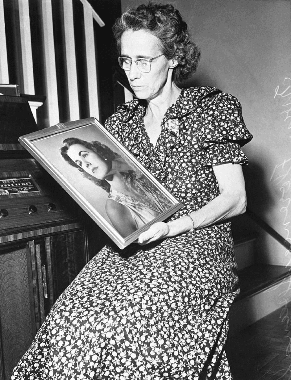 Jeans Mutter, Florence, hört Radio, während sie ein Foto ihrer vermissten Tochter anschaut. 1949. | Quelle: Getty Images