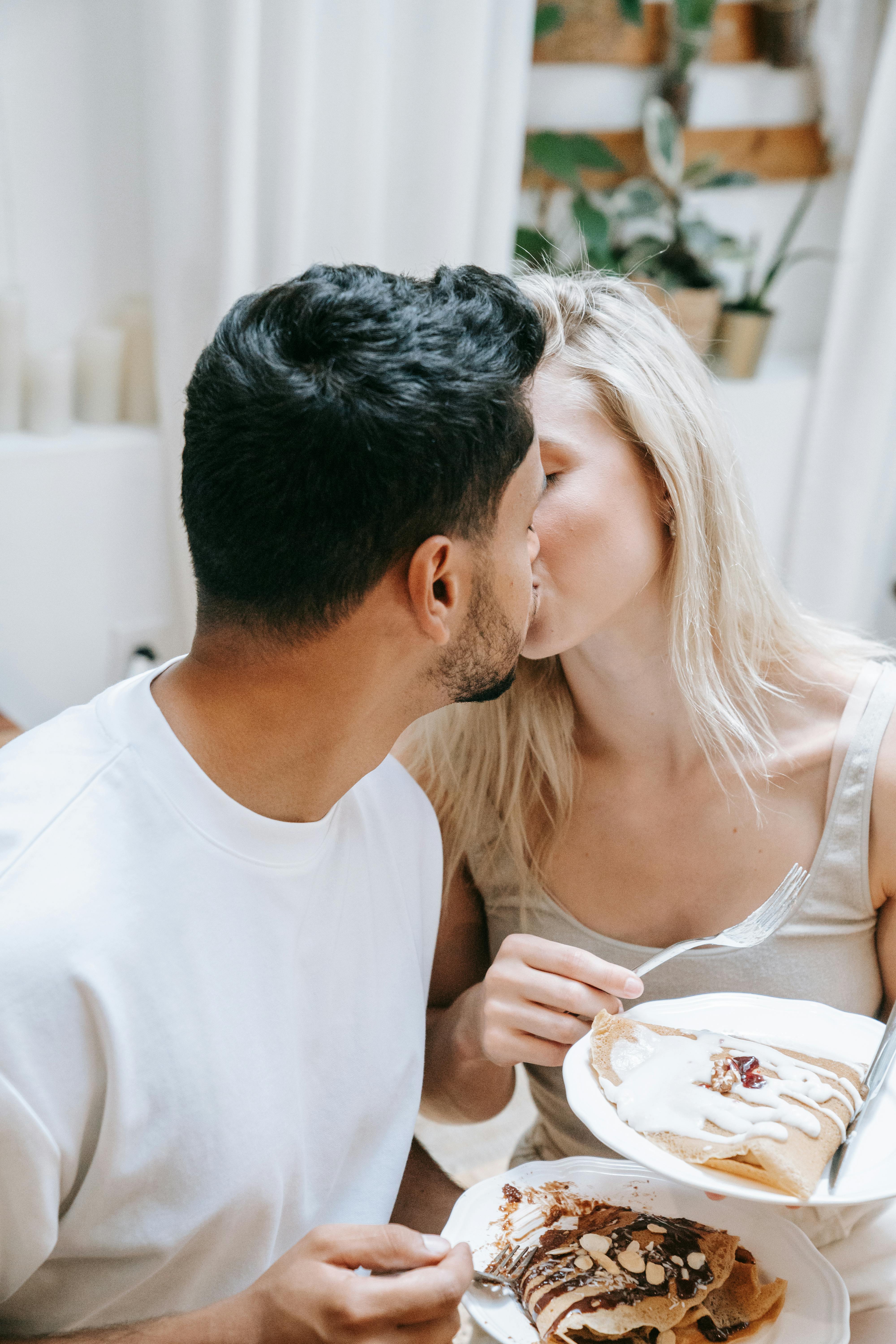 Ein Paar, das seine Pfannkuchen genießt | Quelle: Pexels