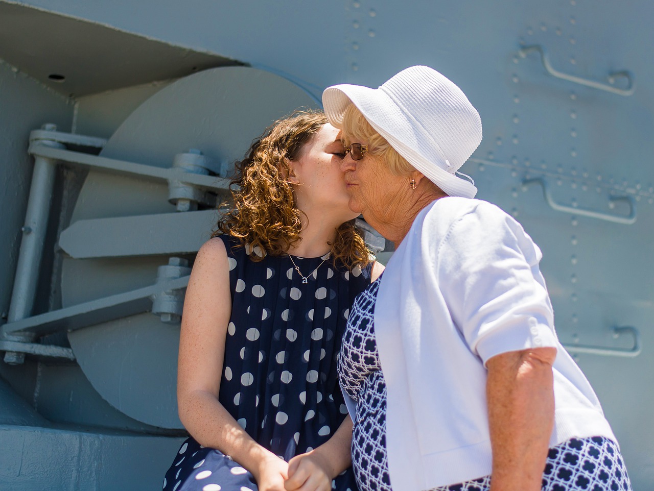 Eine jüngere Frau küsst eine ältere Frau zum Abschied | Quelle: Pixabay