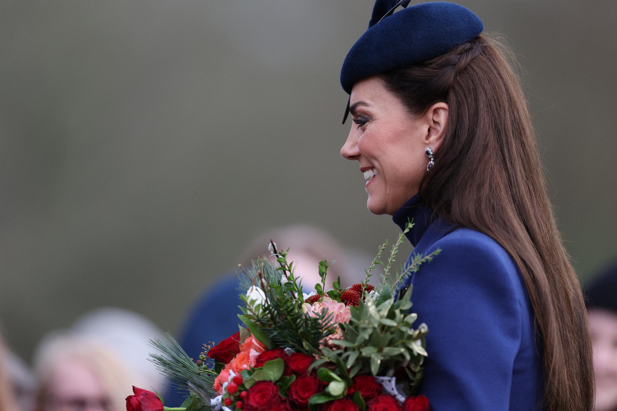 Catherine, Prinzessin von Wales, unterhält sich mit Gratulanten, nachdem sie den traditionellen Weihnachtsgottesdienst der königlichen Familie in der St. Mary Magdalene Church am 25. Dezember 2023 besucht hat | Quelle: Getty Images