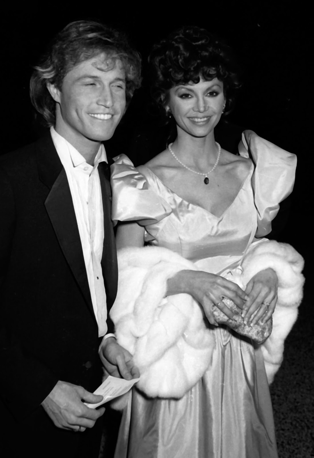 Andy Gibb und die berühmte Schauspielerin bei der Night of 100 Stars Benefizgala am 14. Februar 1982 in New York. | Quelle: Getty Images