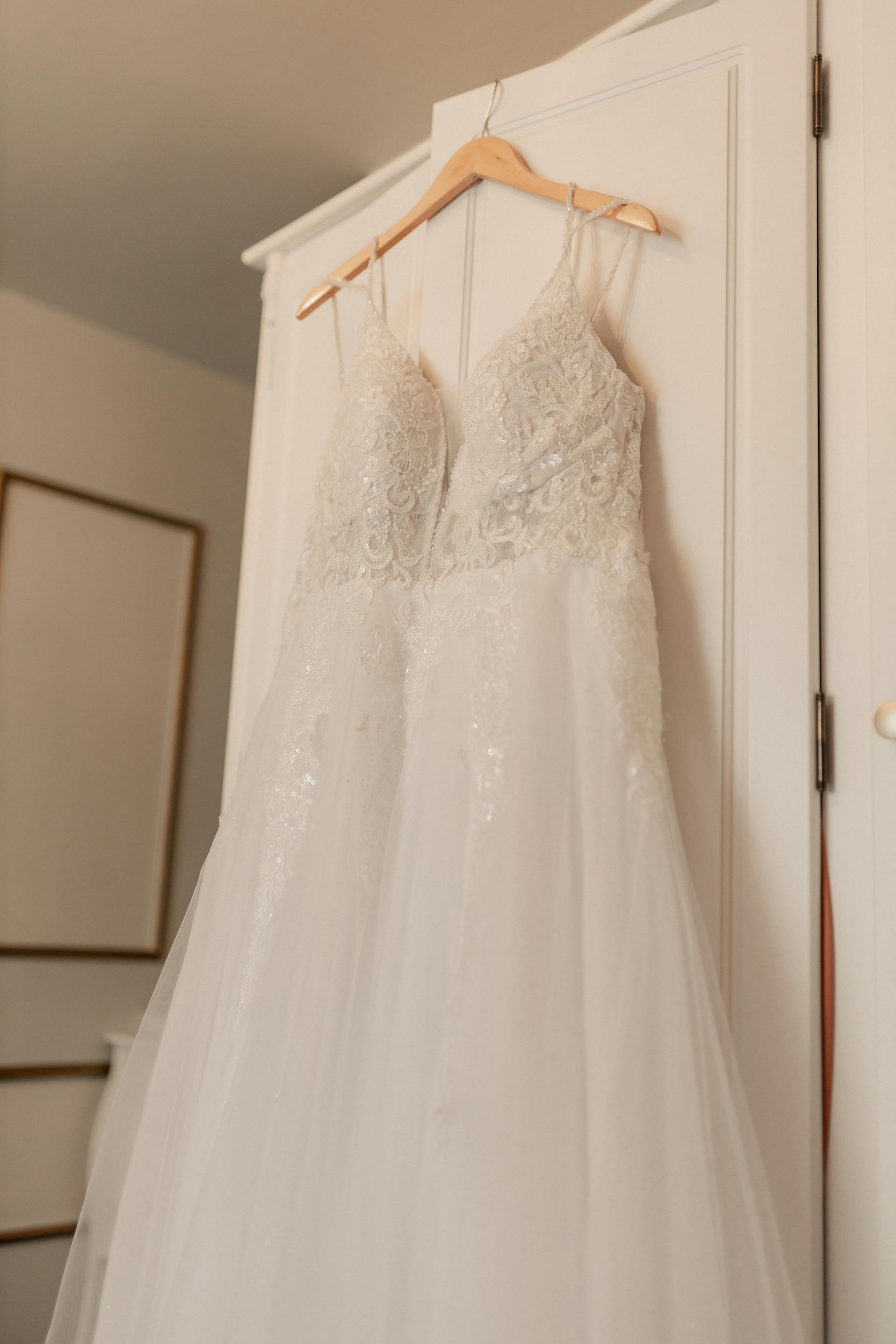 Ein Hochzeitskleid auf einem Kleiderbügel | Quelle: Pexels