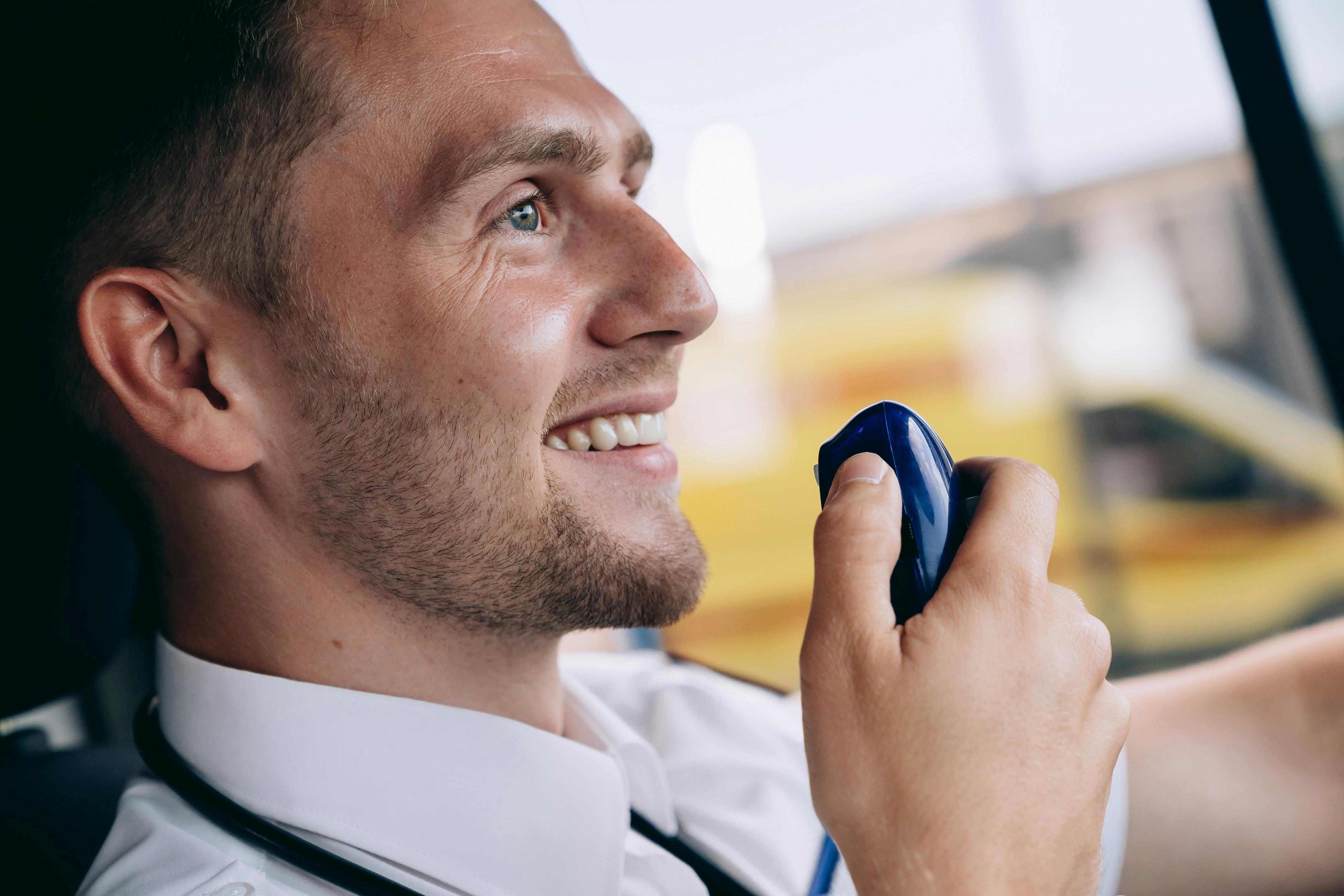 Ein Mann spricht mit einem UKW-Funkgerät | Quelle: Pexels