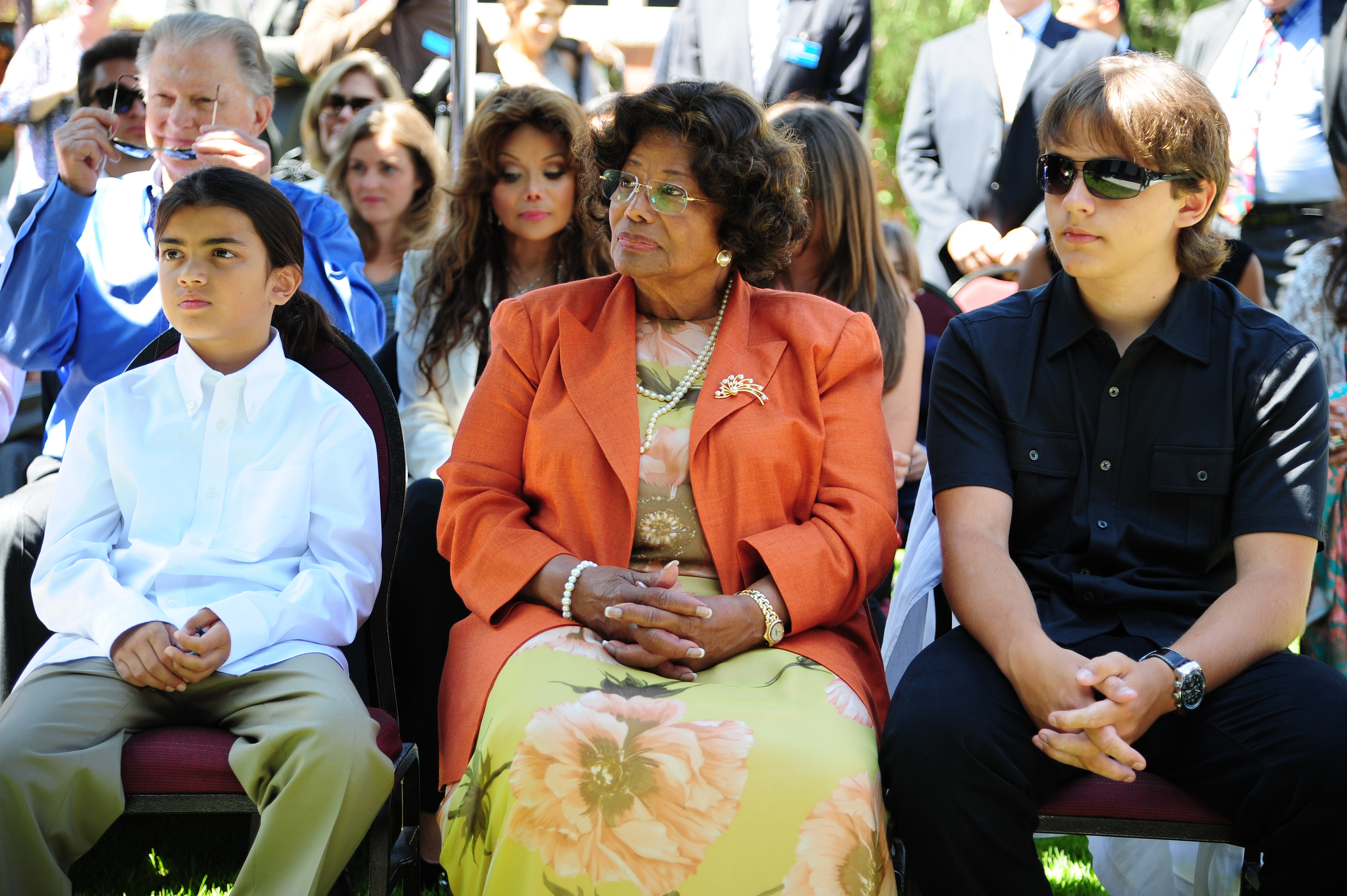 Bigi, Katherine und Prince Jackson bei einer Feier zu Ehren von Michael Jackson im Children's Hospital in Los Angeles, Kalifornien, am 8. August 2011. | Quelle: Getty Images