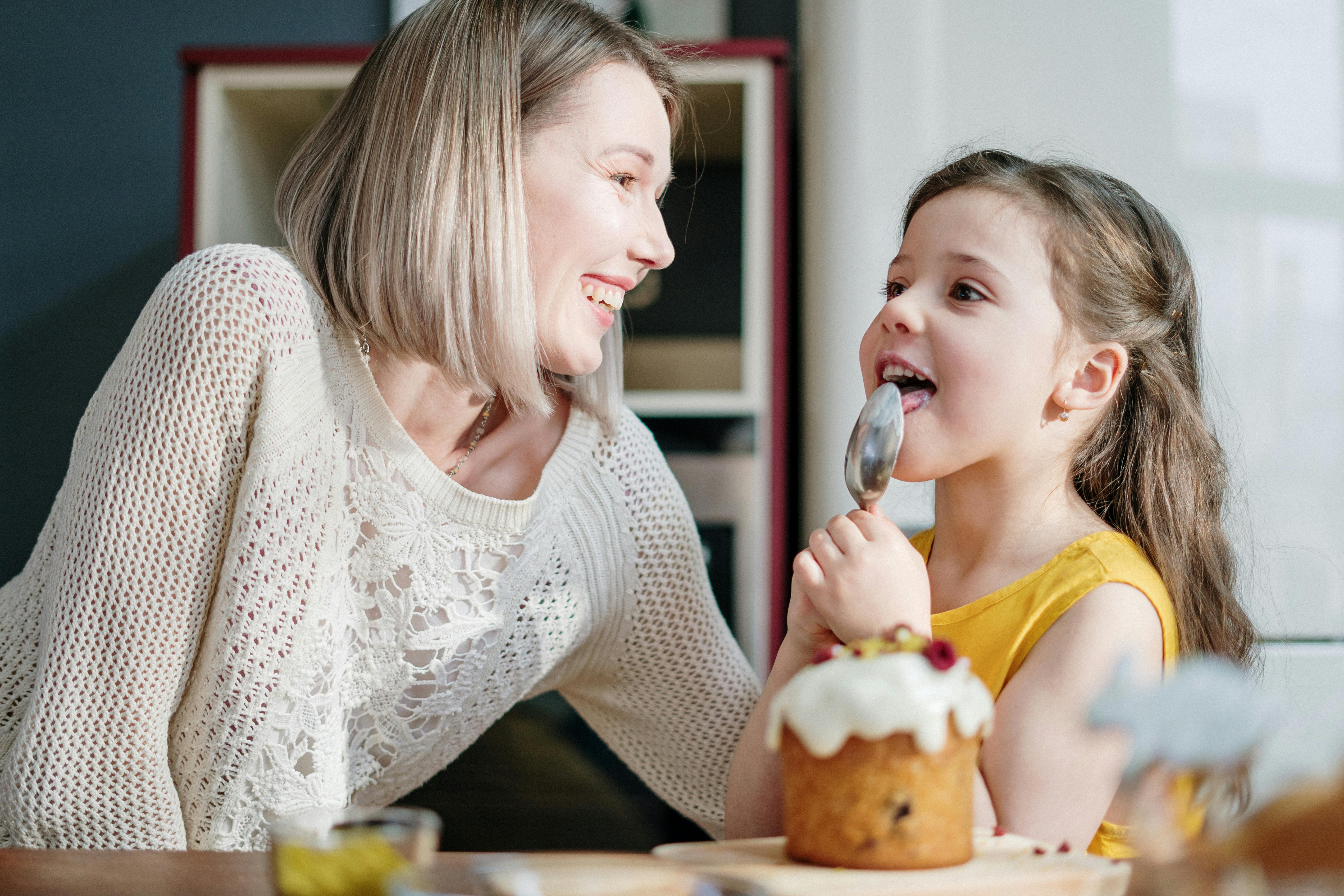 Frau mit ihrer Tochter in ihrer Küche | Quelle: Pexels