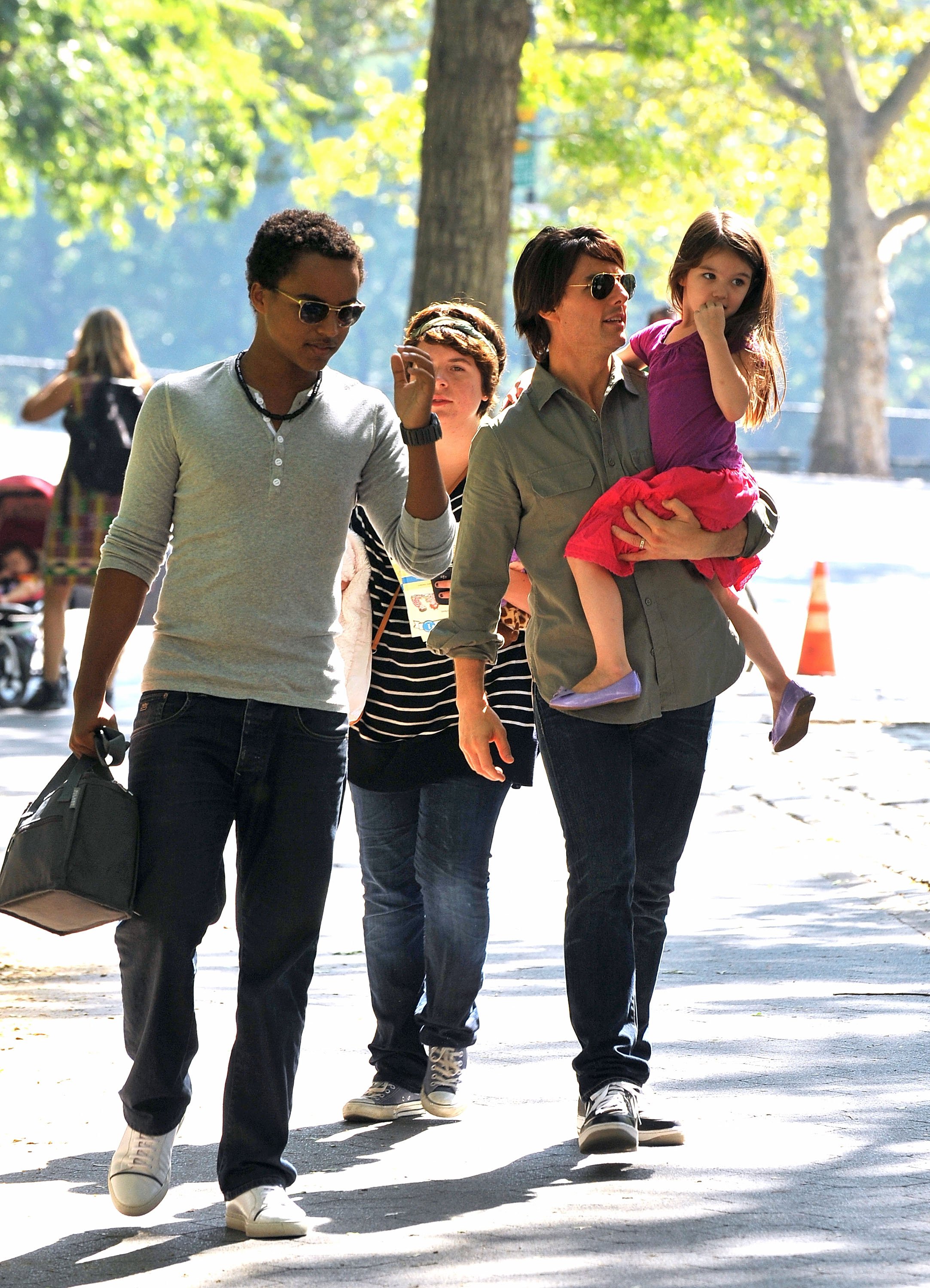 Tom Cruise mit seinen Kindern Isabella, Connor und Suri in New York 2010. | Quelle: Getty Images
