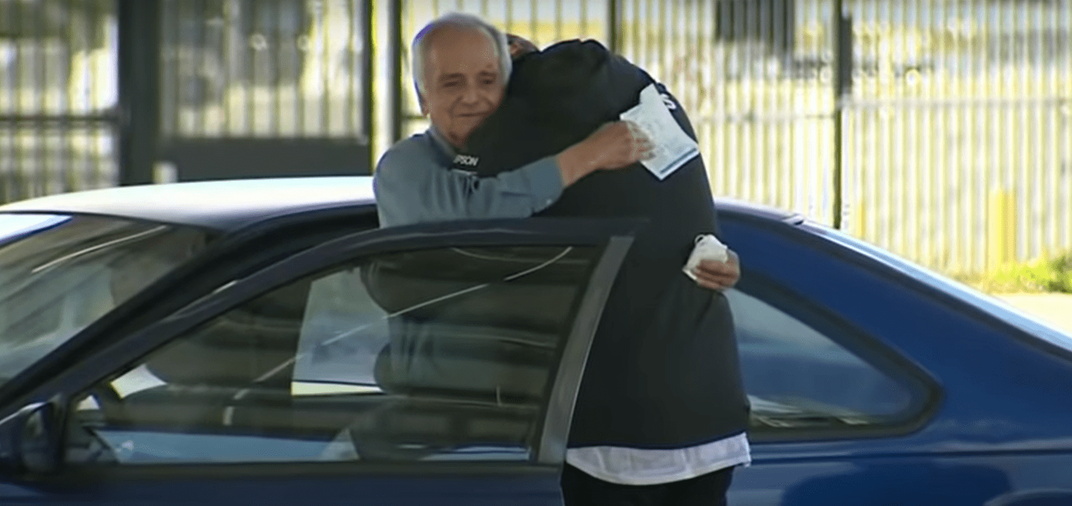 Jose Villarruel und Steven Nava umarmen sich. | Quelle: Youtube.com/CBS Los Angeles