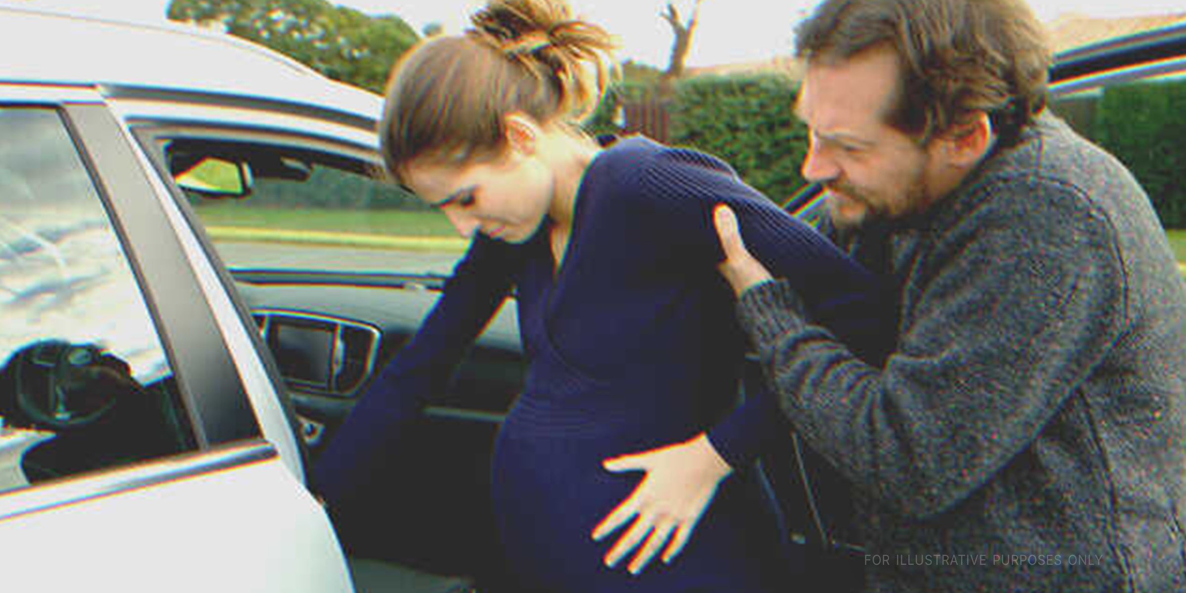 Eine Schwangere steigt in das Auto | Quelle: Shutterstock