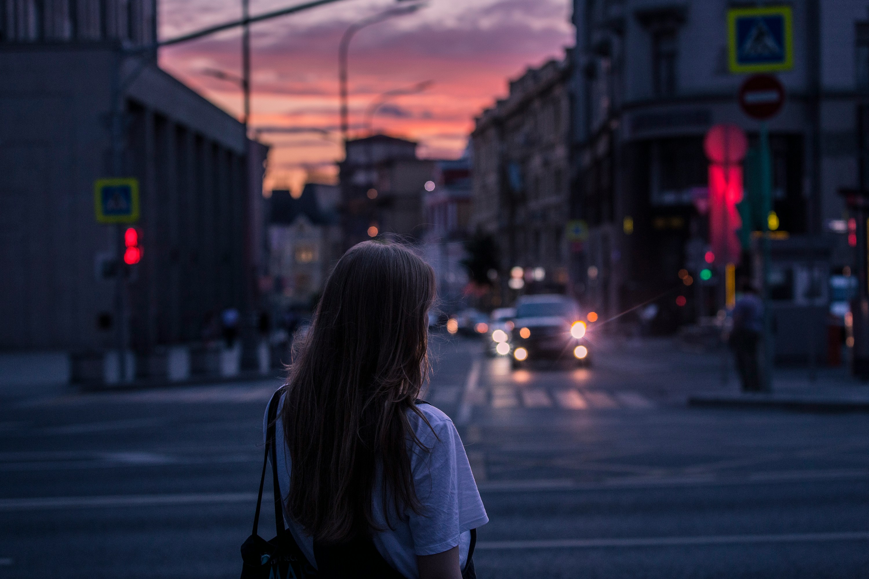 Eine Frau auf der Straße bei Nacht | Quelle: Unsplash