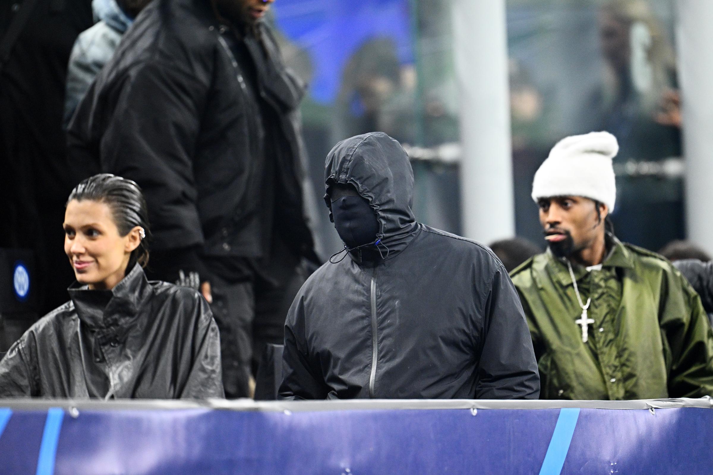 Bianca Censori und Kanye West während der UEFA Champions League am 20. Februar 2024 in Mailand, Italien. | Quelle: Getty Images