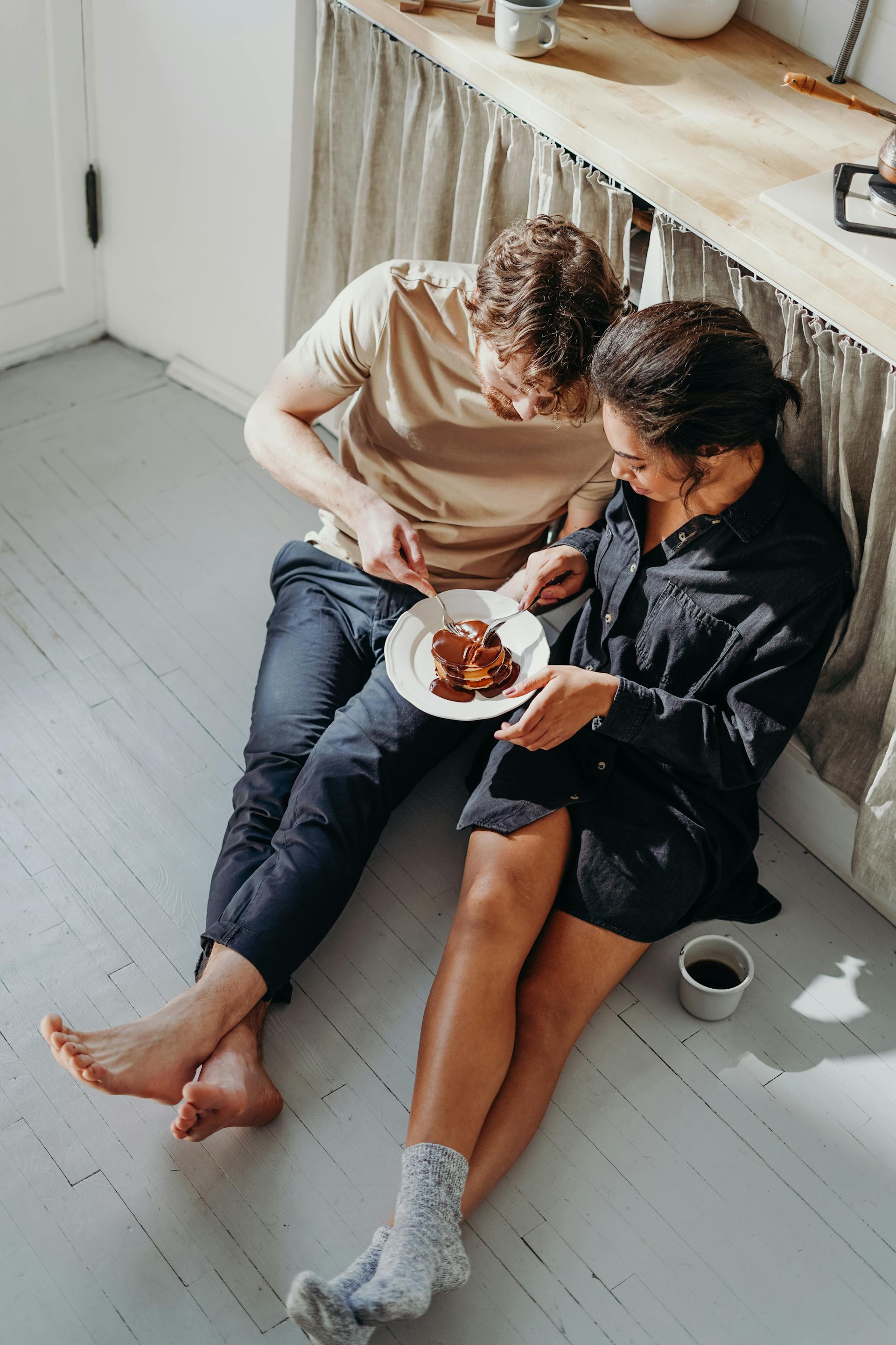 Ein Paar teilt sich einen Teller Pfannkuchen | Quelle: Pexels