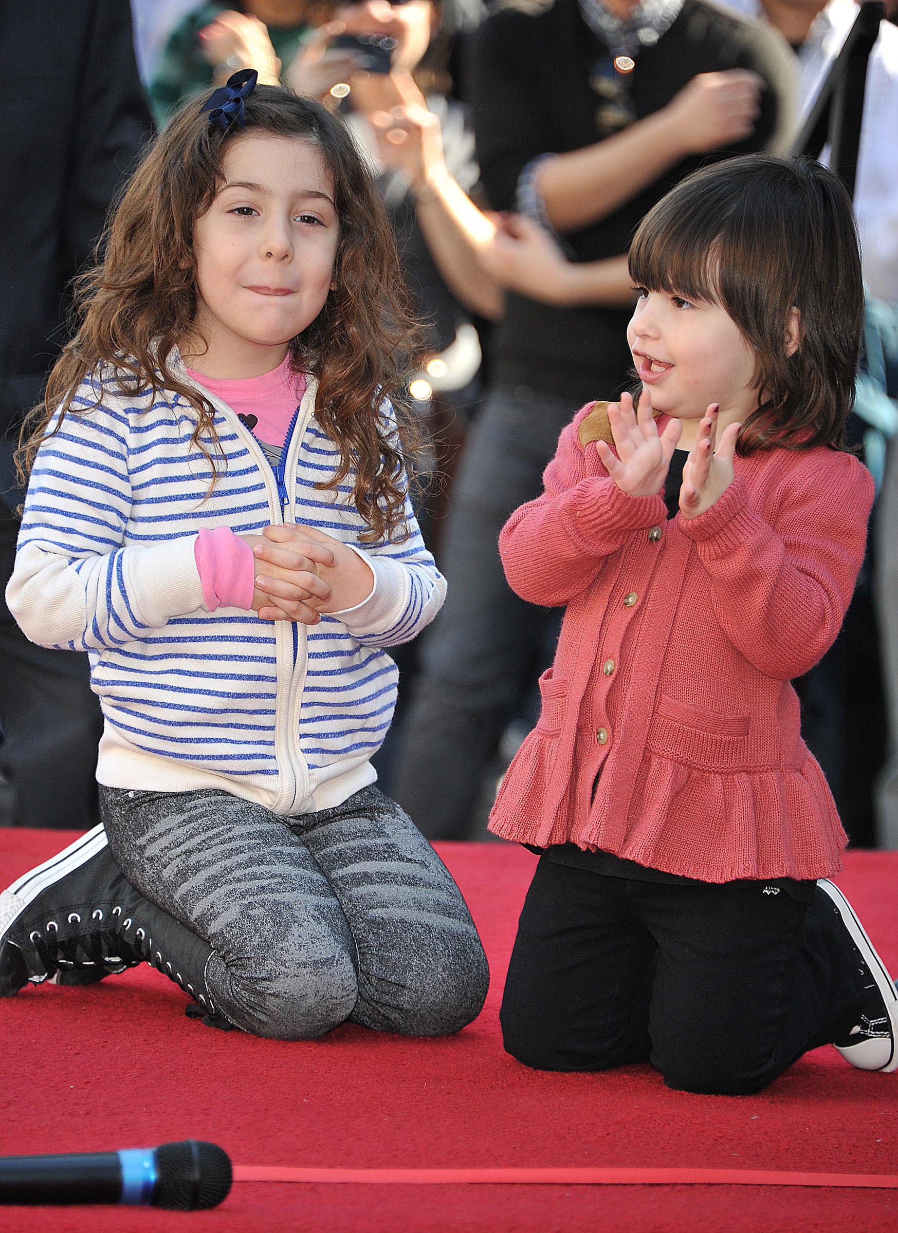 Sunny und Sadie Sandler bei der Ehrung von Adam Sandler mit einem Stern auf dem Hollywood Walk of Fame am 1. Februar 2011. | Quelle: Getty Images