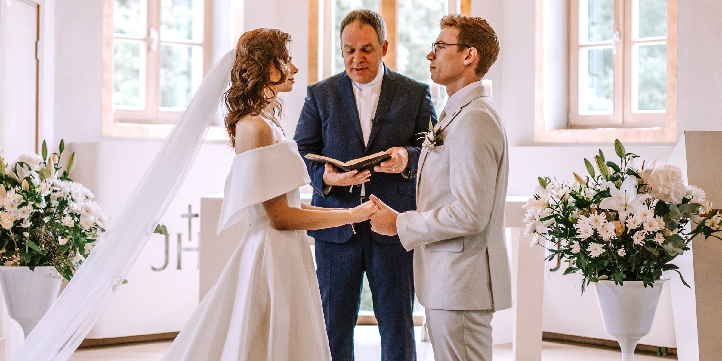 Eine Braut und ein Bräutigam bei ihrer Hochzeit | Quelle: Shutterstock