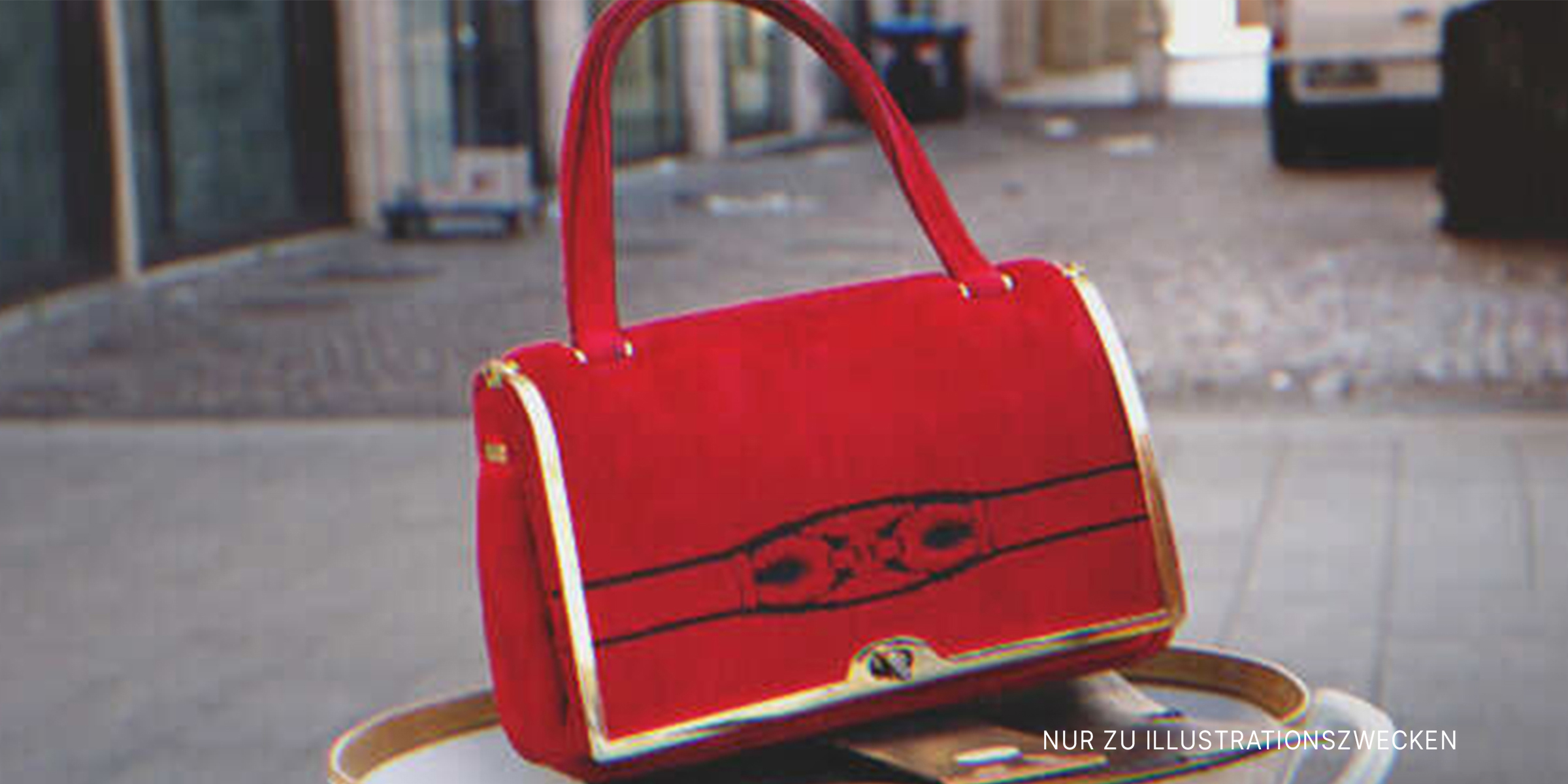 Eine rote Handtasche | Quelle: Shutterstock
