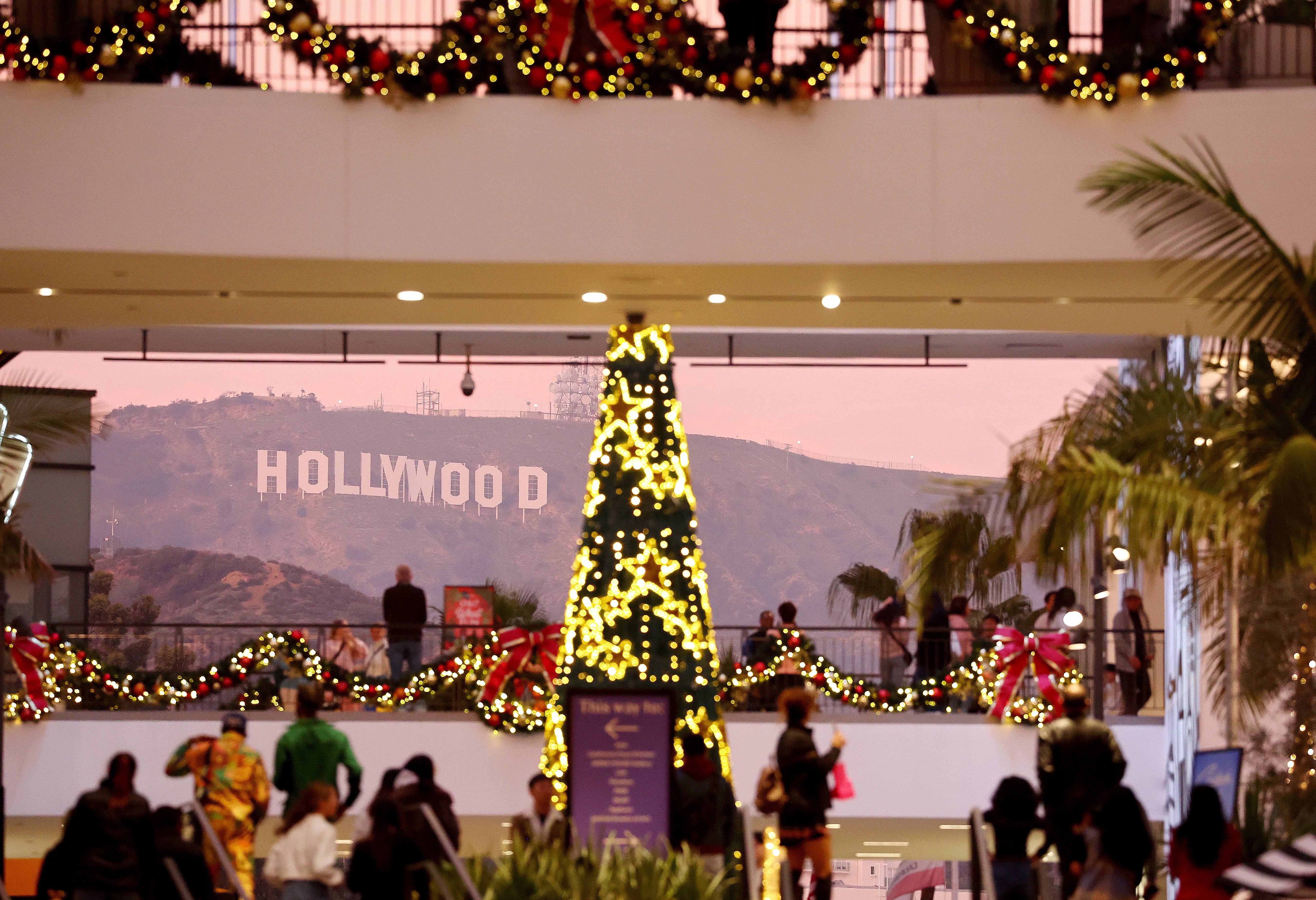 Ein belebtes Hollywood-Einkaufszentrum in Los Angeles, Kalifornien, am 22. Dezember 2022 | Quelle: Getty Images
