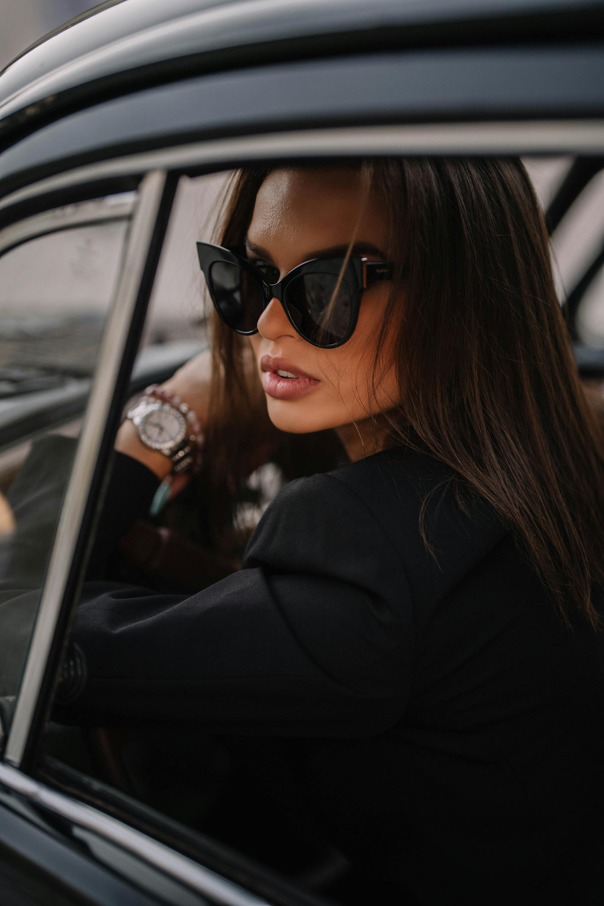 Eine verdächtige Frau, die in einem Auto sitzt | Quelle: Pexels