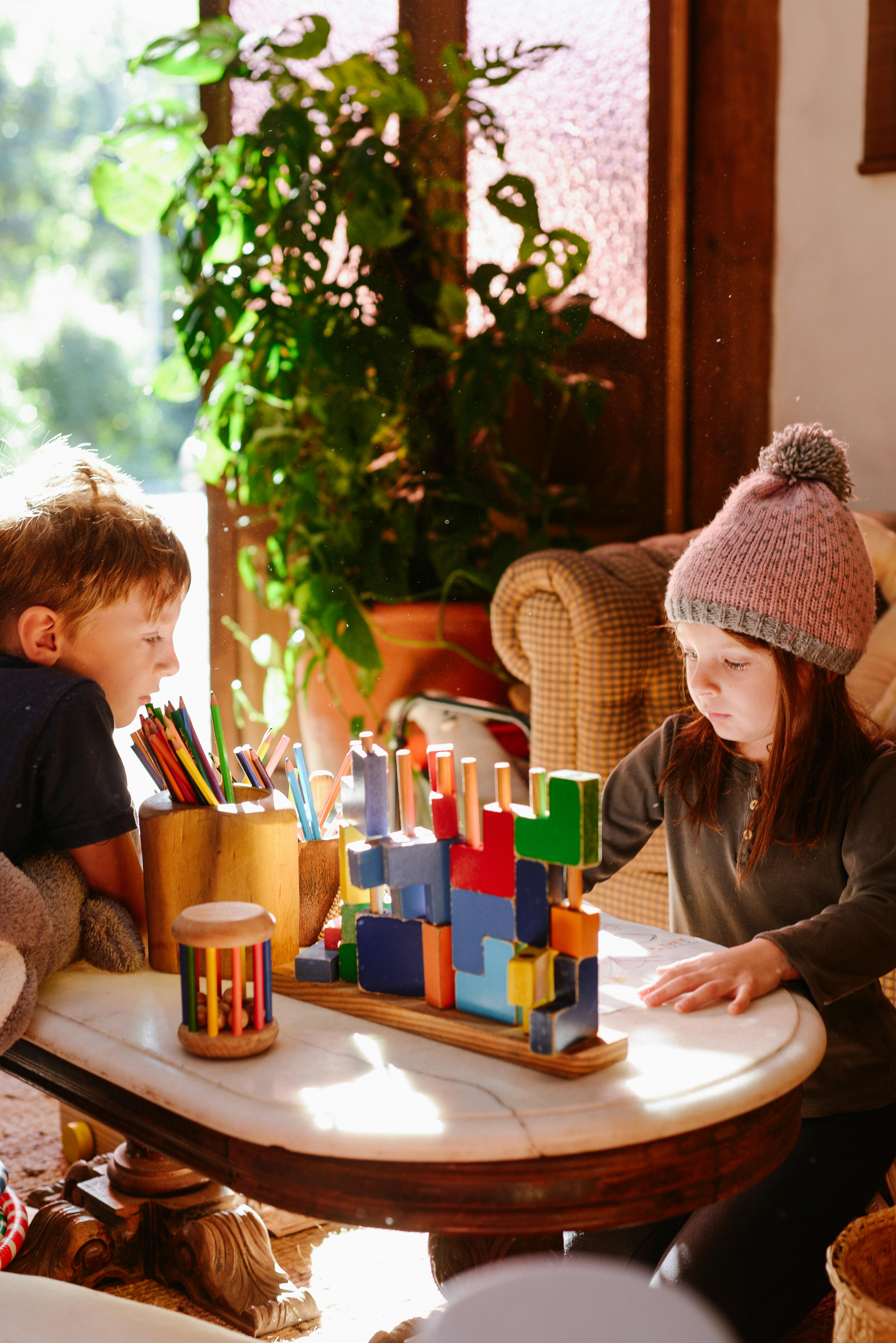 Zwei Kinder spielen im Wohnzimmer | Quelle: Pexels