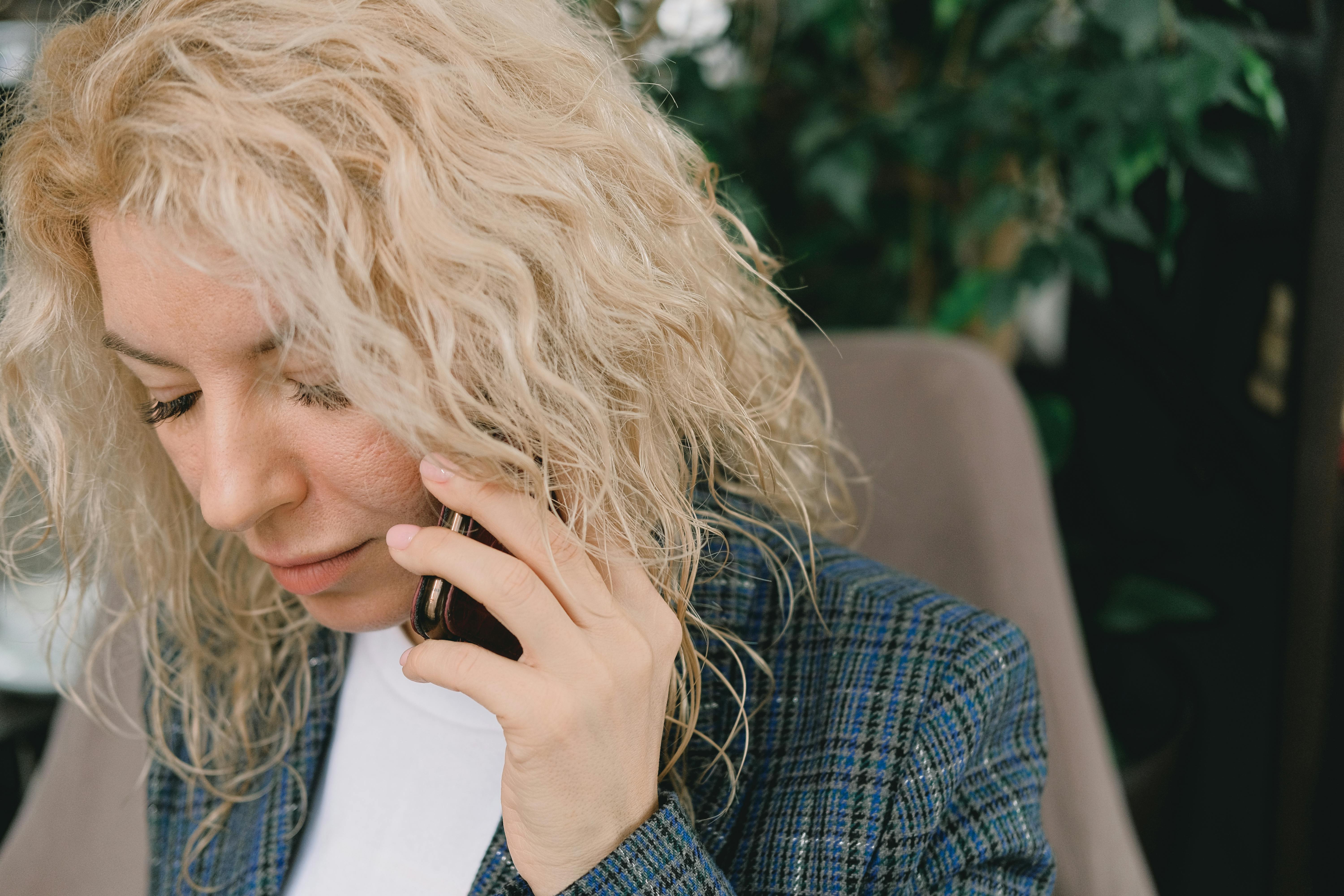 Eine emotionale Frau beim Telefonieren | Quelle: Pexels
