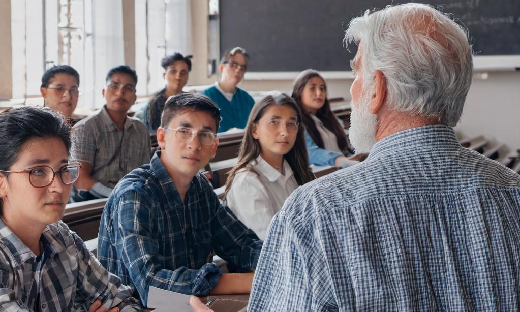 John treibt das Studium voran und macht eine Klassenpräsentation | Quelle: Midjourney