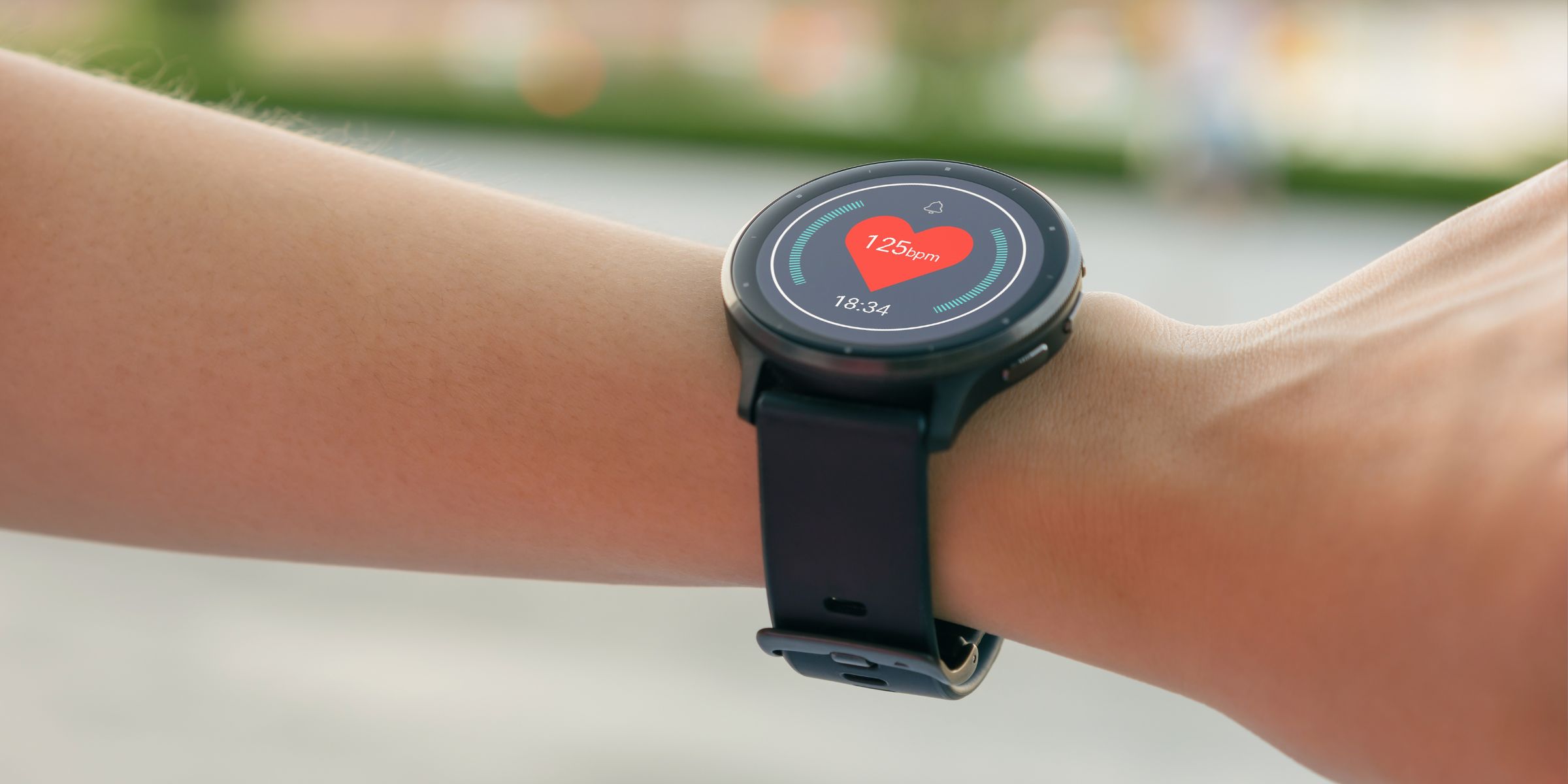 Eine Person, die eine Smartwatch trägt, überprüft die Herzfrequenz | Quelle: Shutterstock