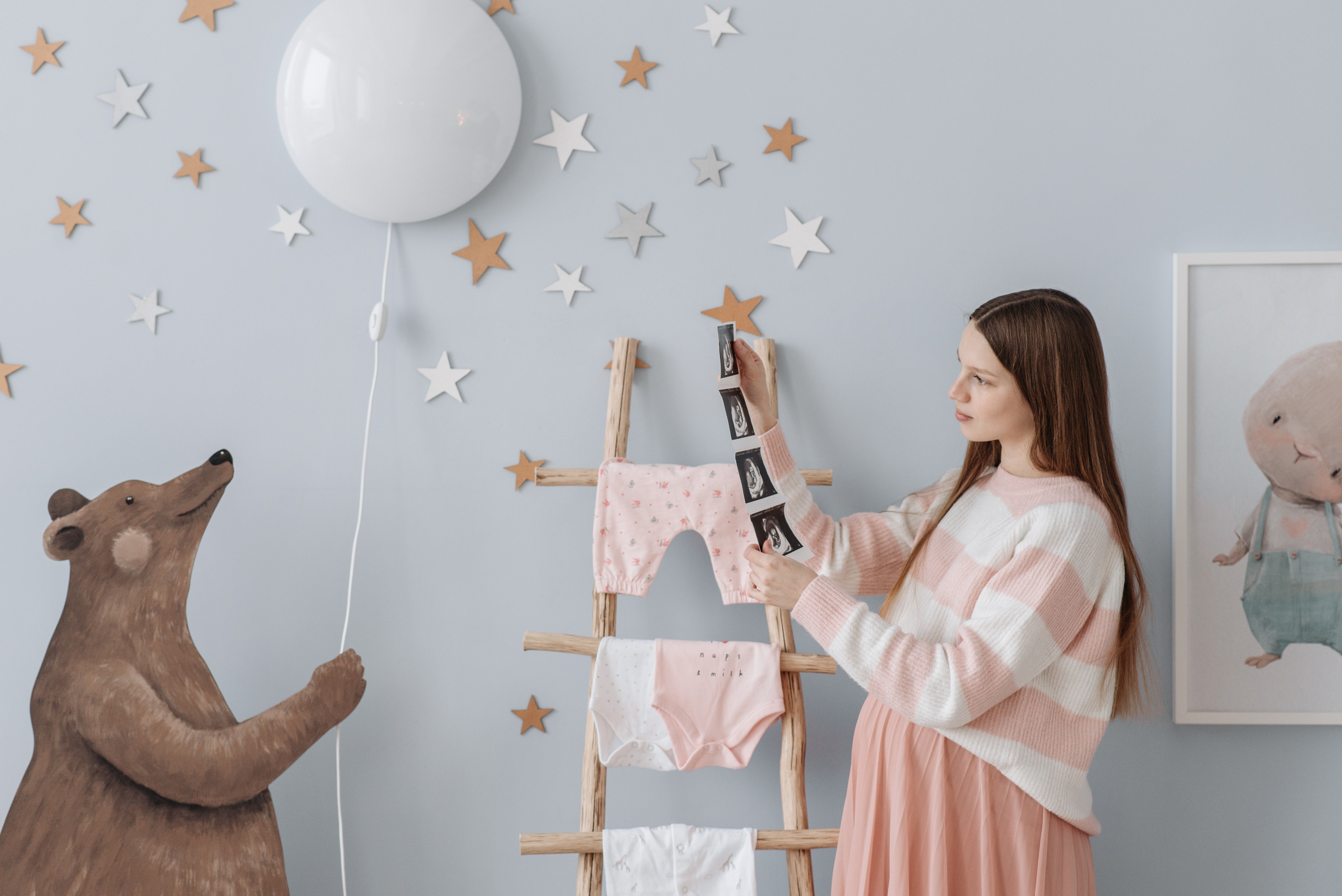 Melanie hat das Zimmer ihres zukünftigen Babys mit besonderer Sorgfalt gestaltet. | Quelle: Pexels
