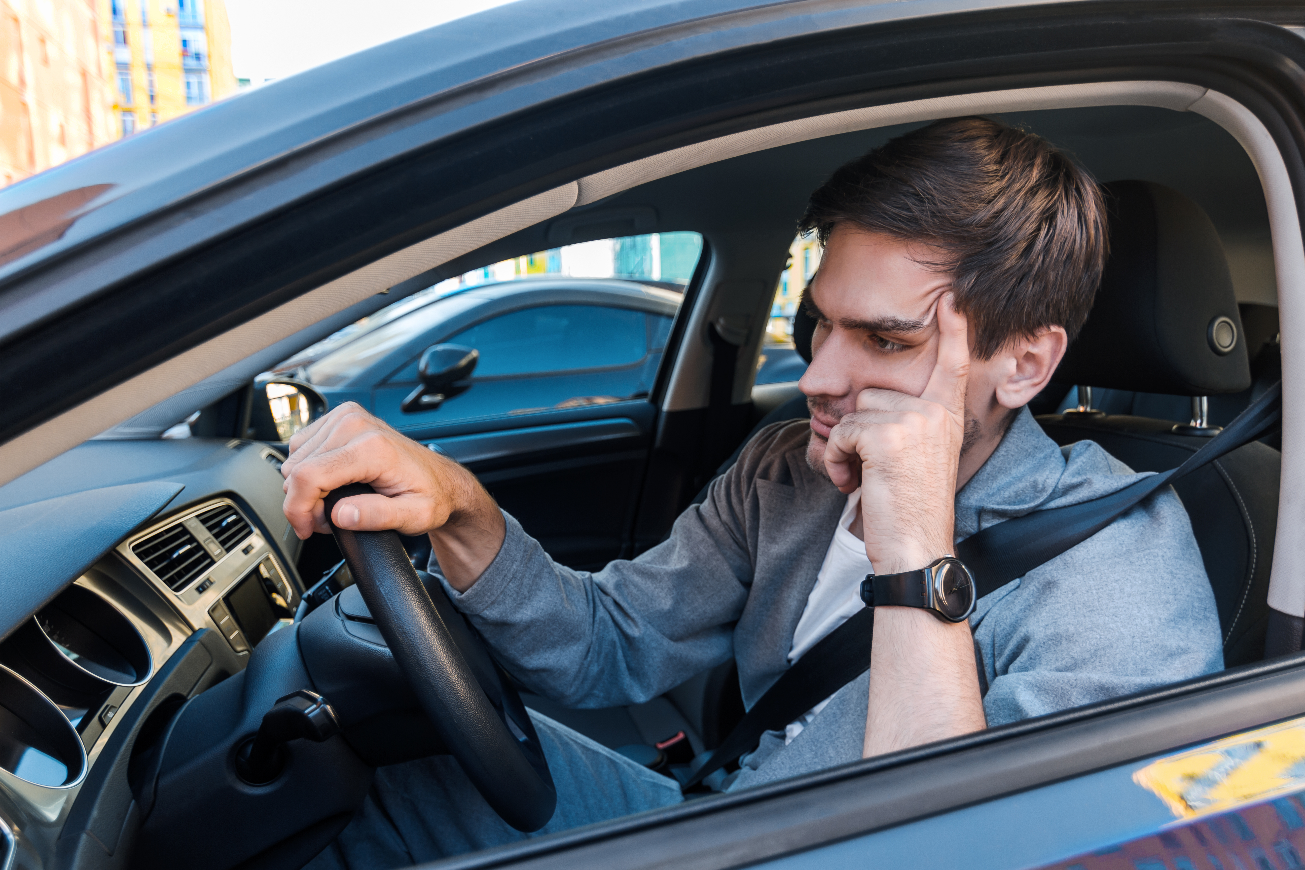 Ein Autofahrer, der im Verkehr feststeckt. | Quelle: Shutterstock