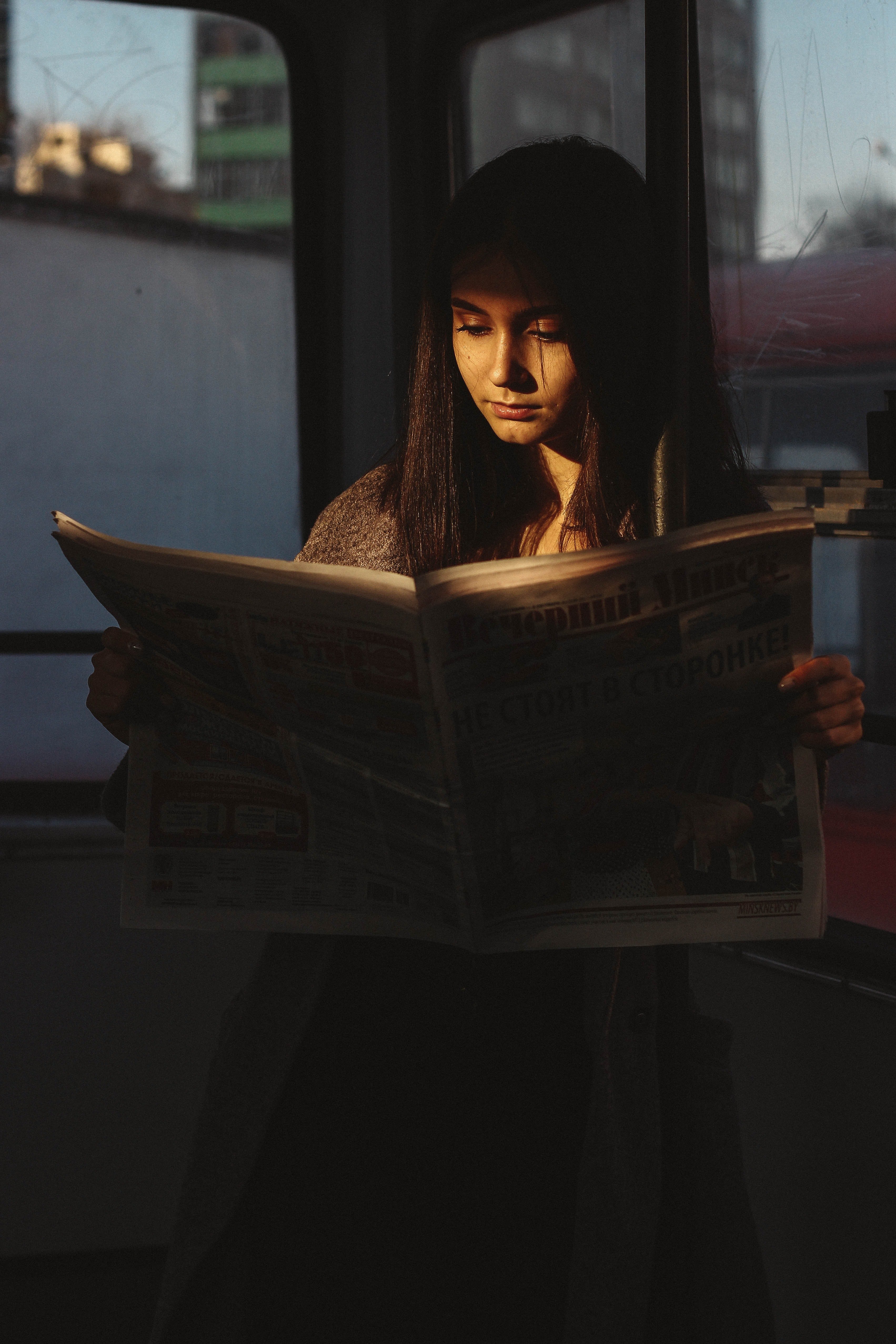 Carla entdeckte ihr Bild in einer Zeitung | Foto: Pexels