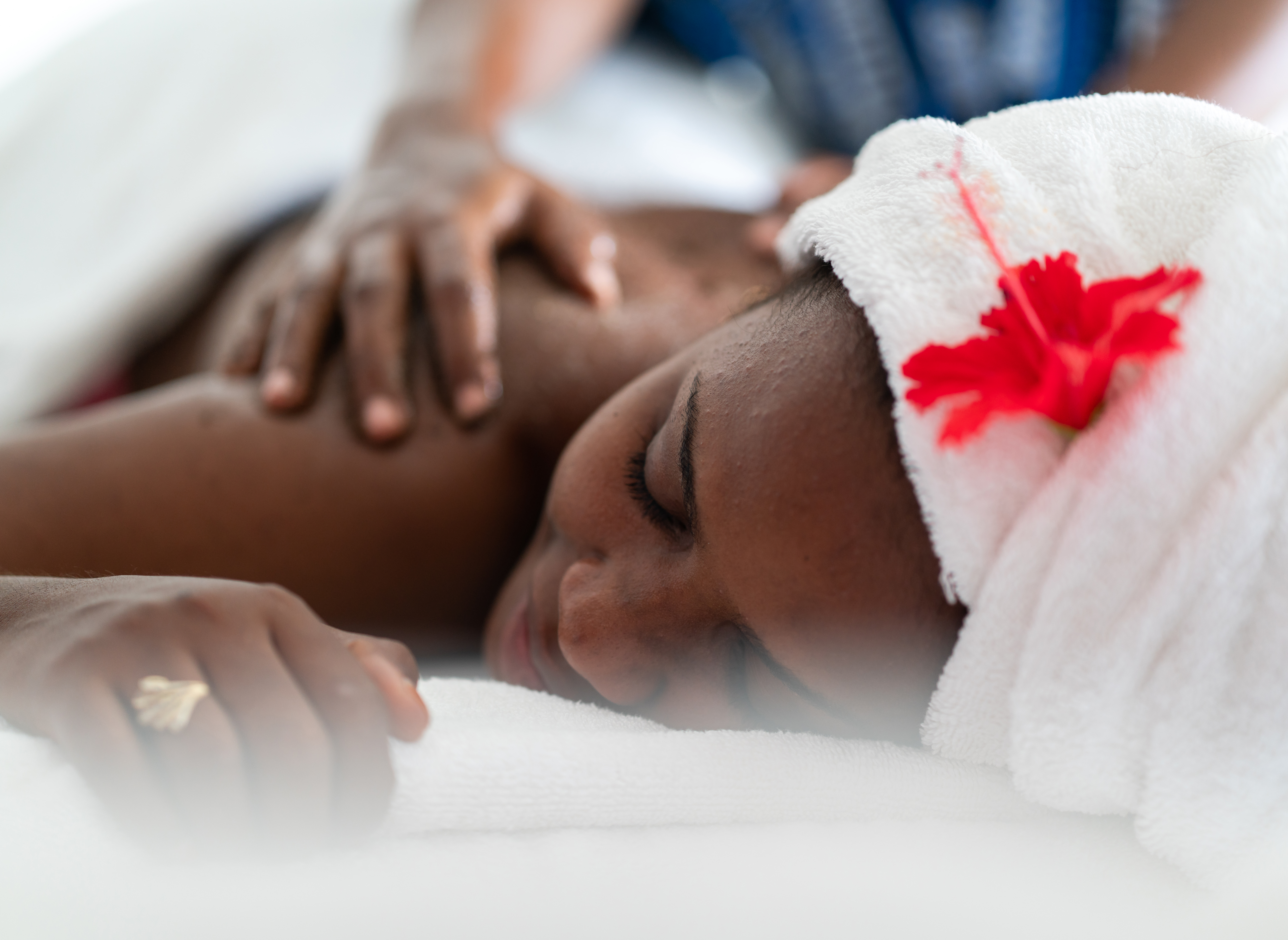 Afrikanisches Mädchen bei einer Massage | Quelle: Getty Images