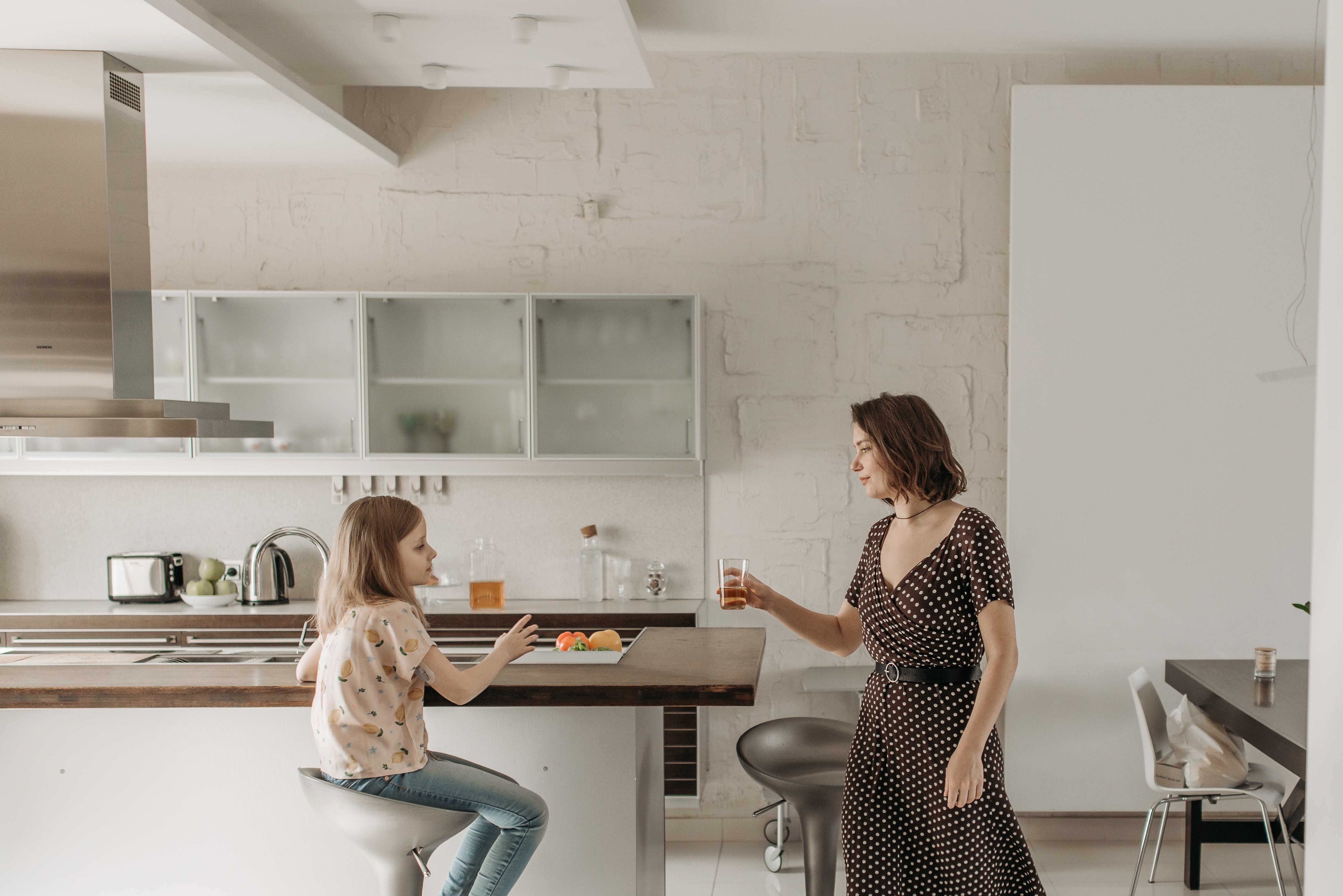 Mutter und Tochter in einer modernen Küche | Quelle: Pexels