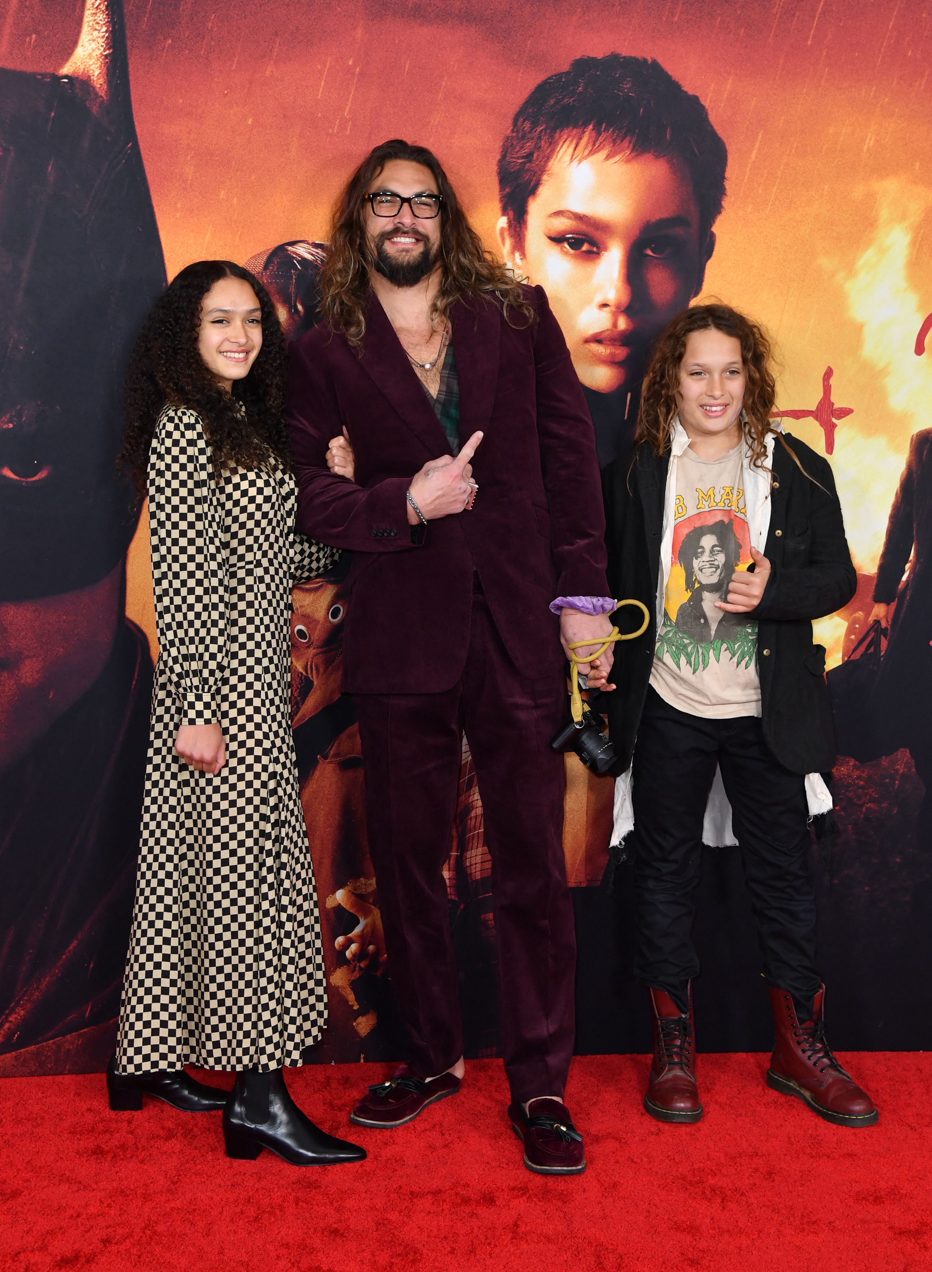 Lola Momoa, Jason Momoa und Nakoa-Wolf Momoa bei der Weltpremiere von "The Batman", 2022 | Quelle: Getty Images