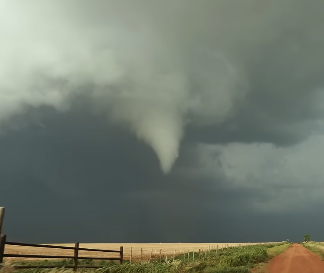 Eine Aufnahme eines Tornados, der sich in einem Clip vom 19. Juli 2024 bildet | Quelle: YouTube/HIGH RISK Chris