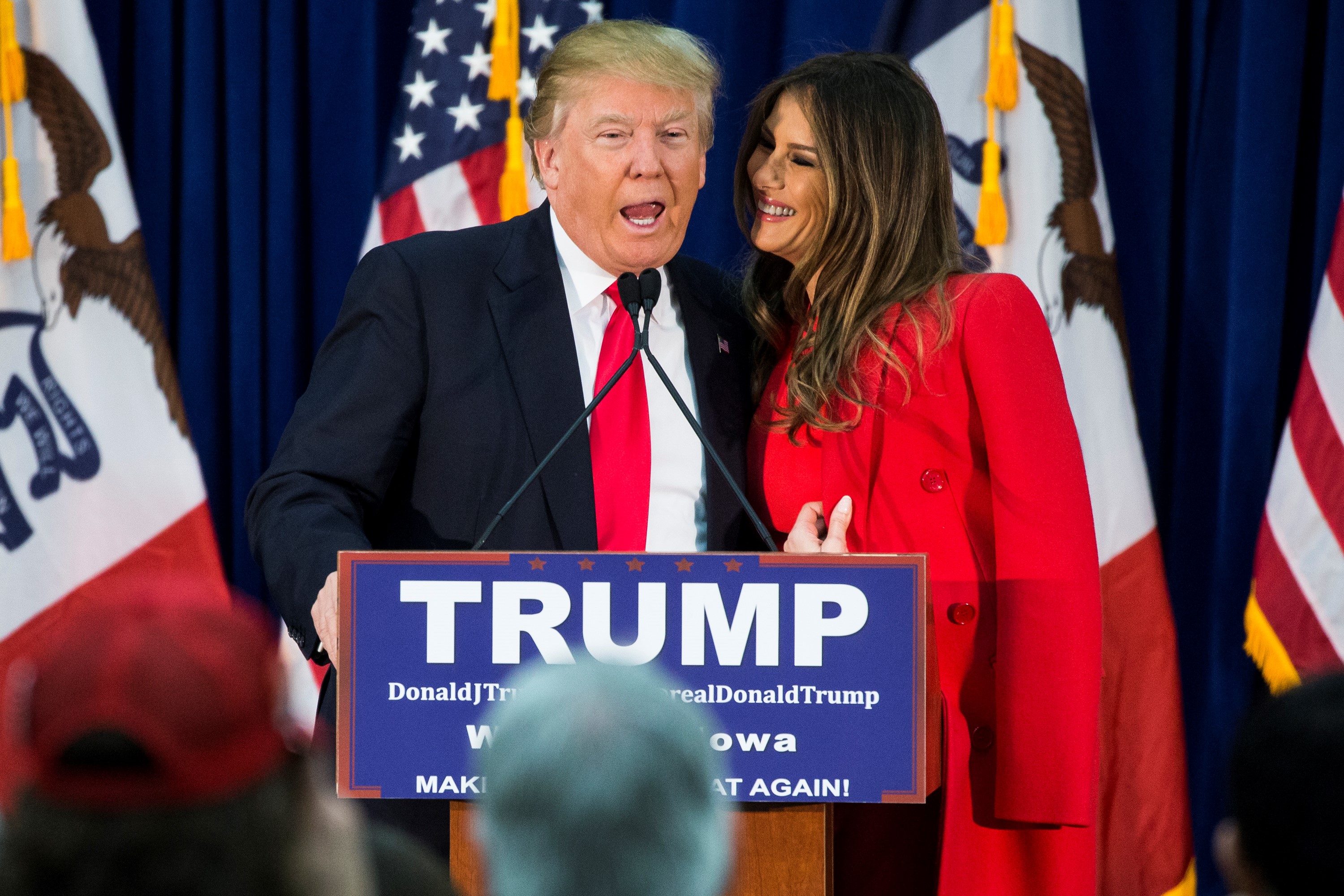 Donald und Melania Trump während einer Wahlkampfkundgebung in Waterloo, Iowa, am 1. Februar 2016. | Quelle: Getty Images