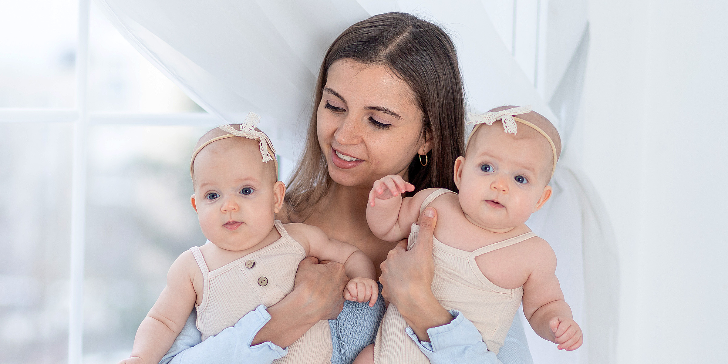 Eine Mutter mit ihren Babies | Quelle: Shutterstock