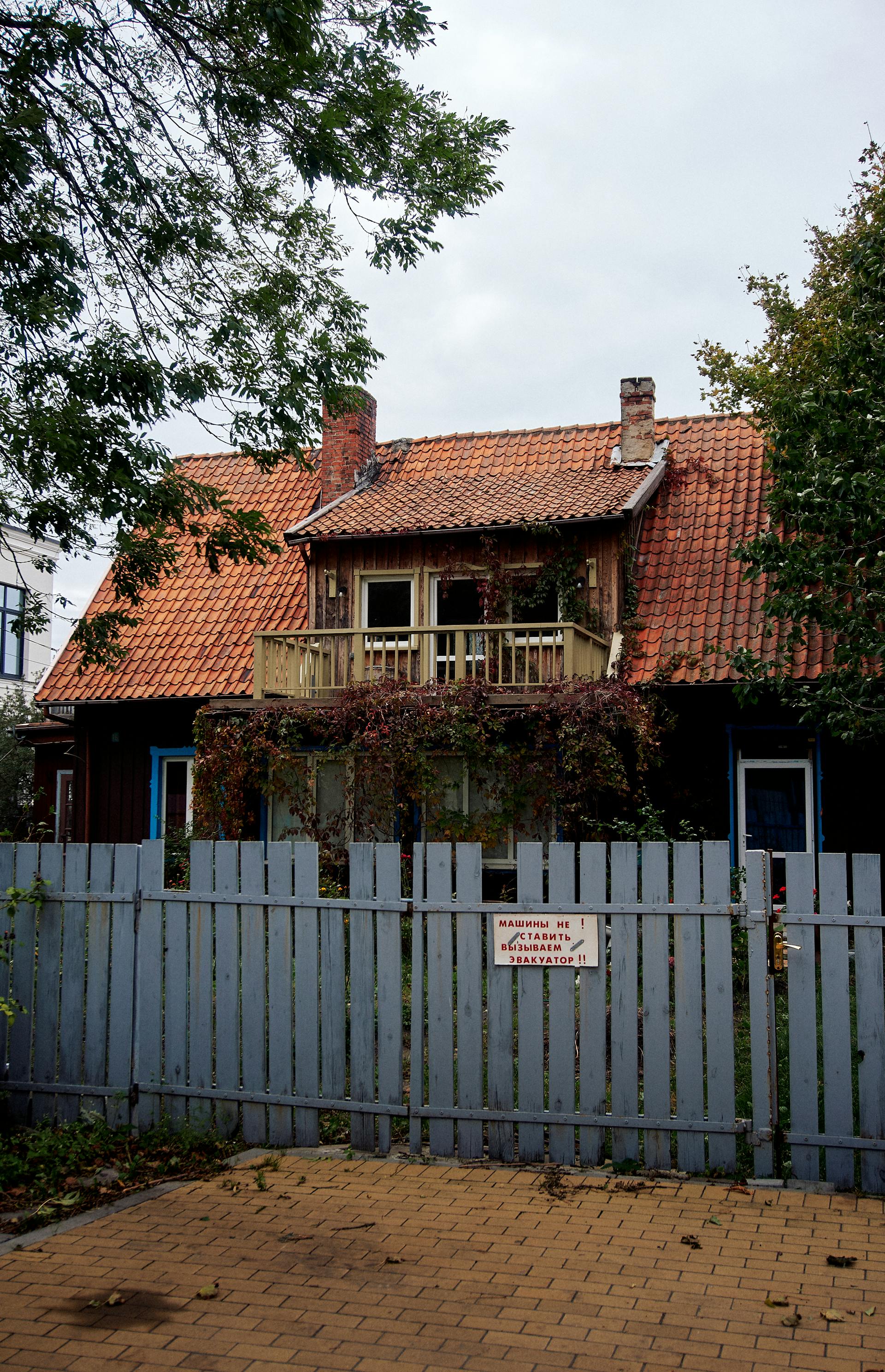 Ein Haus mit einem blauen Zaun | Quelle: Pexels