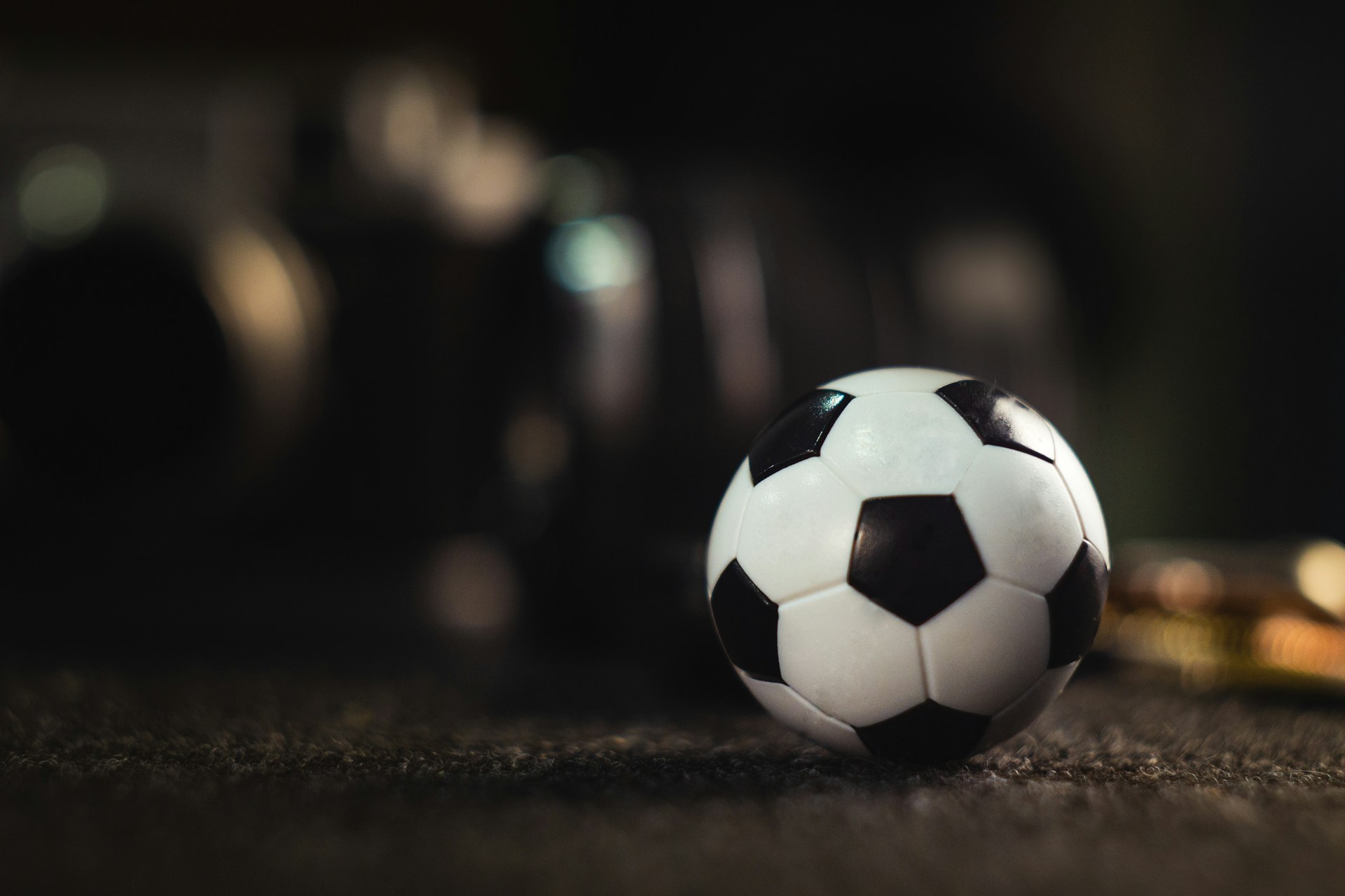 Ein Fußball auf dem Boden | Quelle: Unsplash