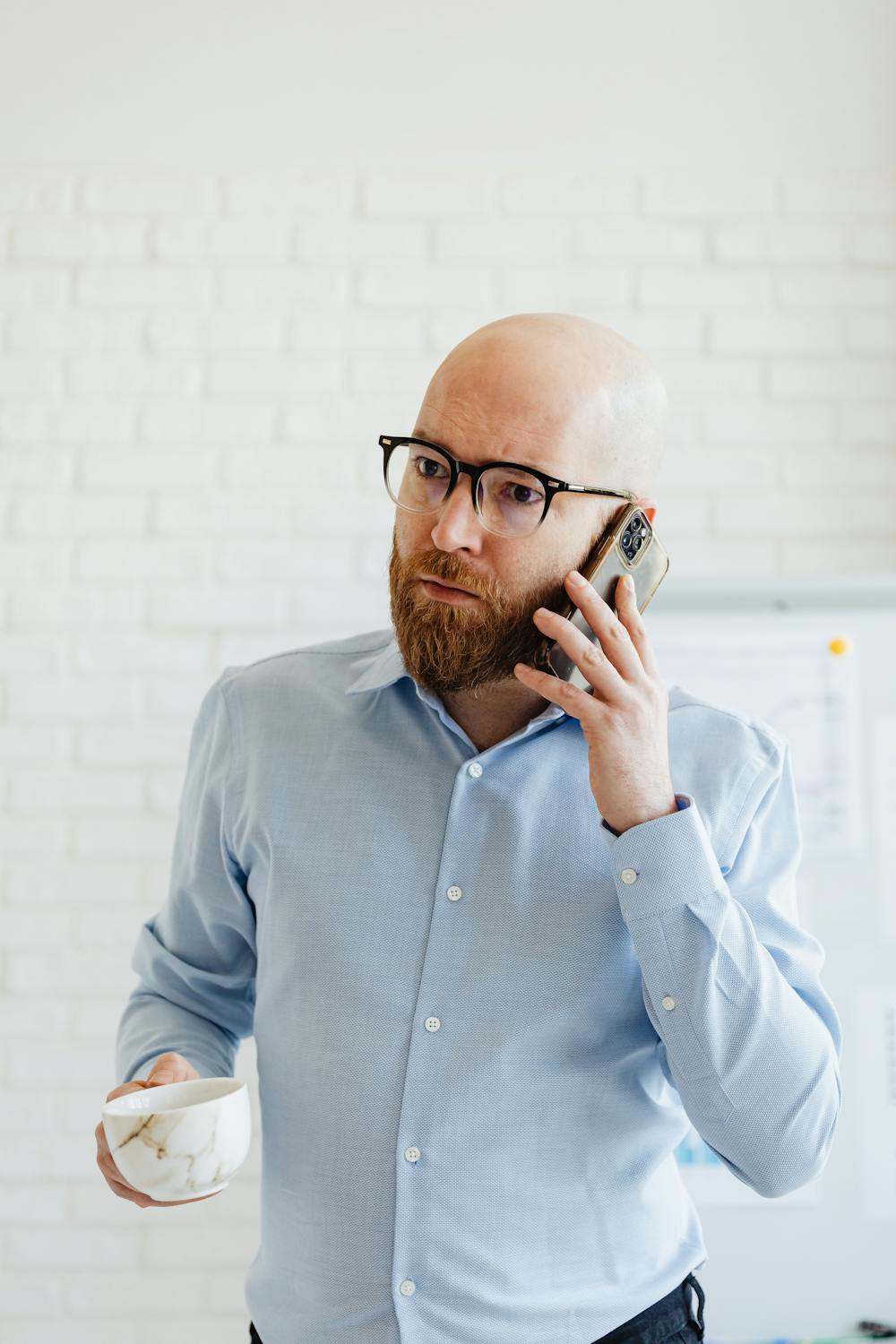 Ein ernster Mann an seinem Telefon | Quelle: Pexels