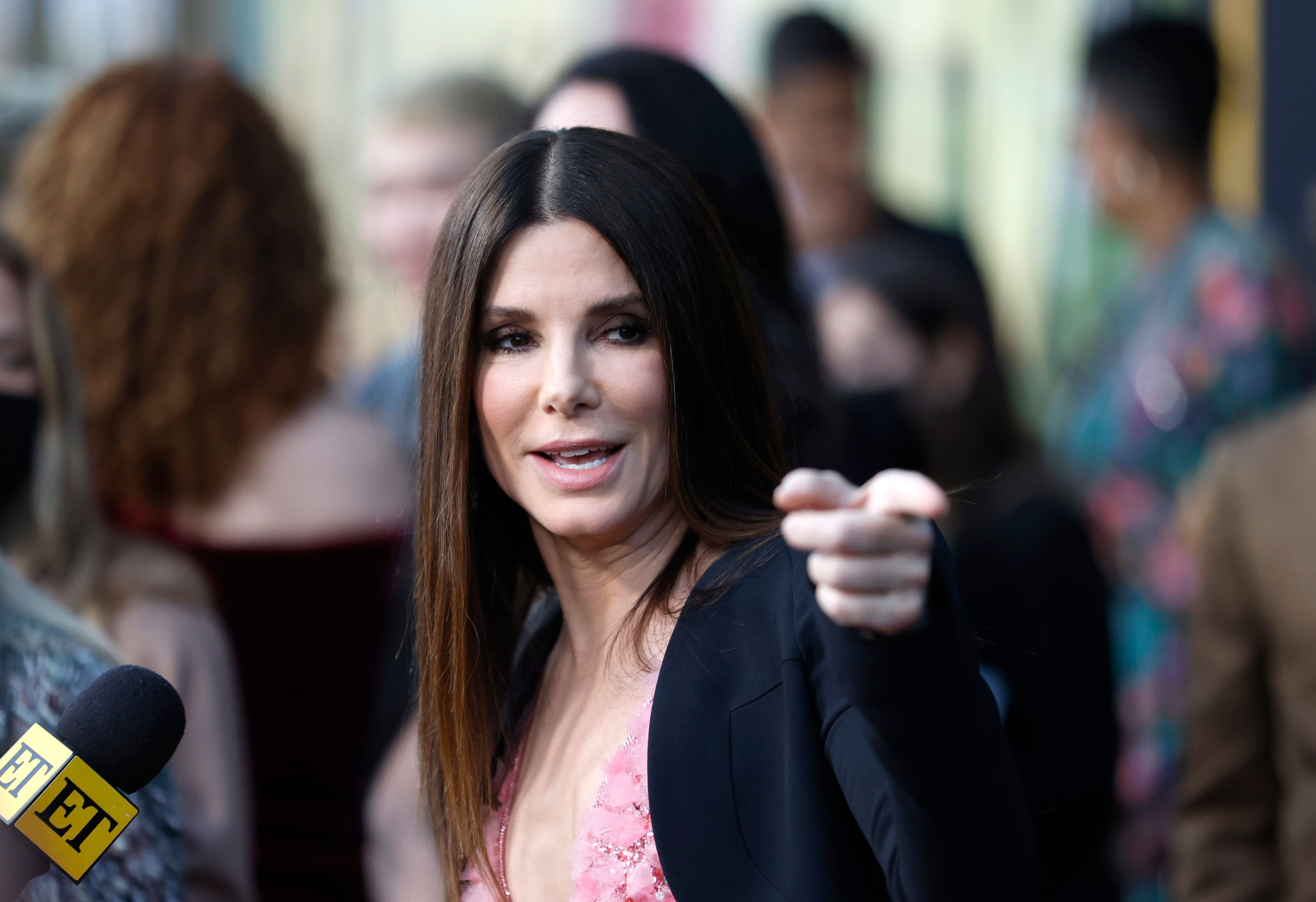 Sandra Bullock hat gelernt, von ihrer Tochter Laila unverblümte Meinungen zu erwarten. Sie sagte, sie schätze diese Ehrlichkeit, auch wenn die Beobachtungen ihrer Tochter manchmal schwer zu hören sind. | Quelle: Getty Images