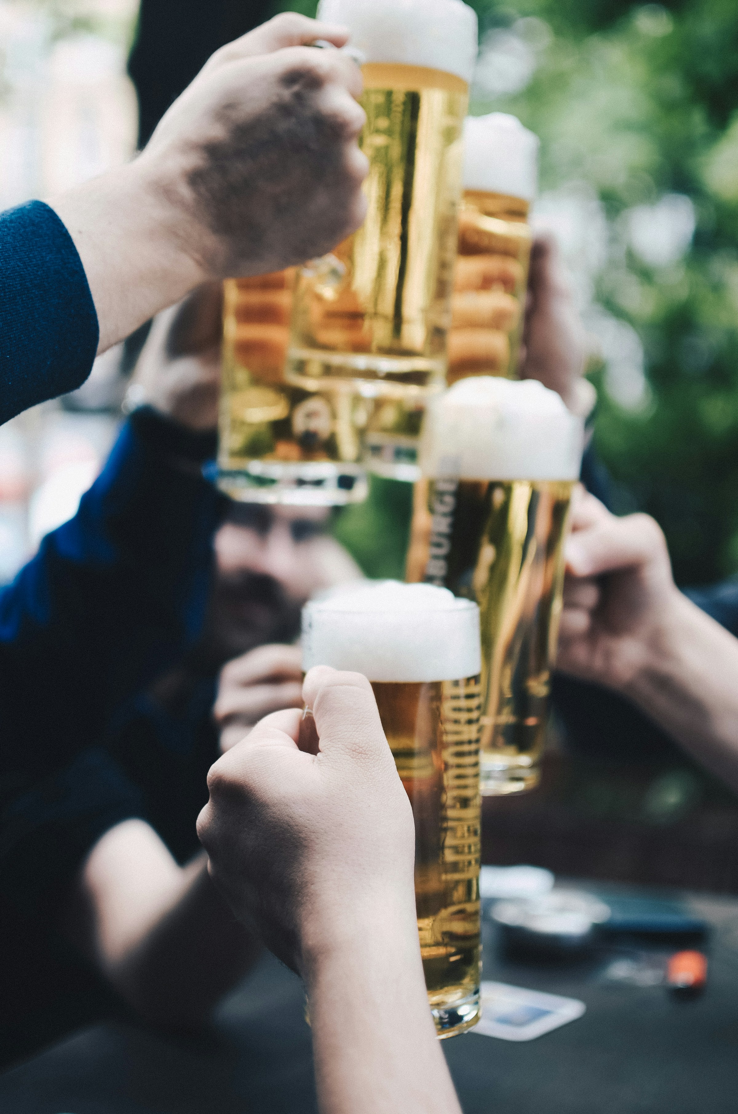 Menschen trinken Bier | Quelle: Unsplash