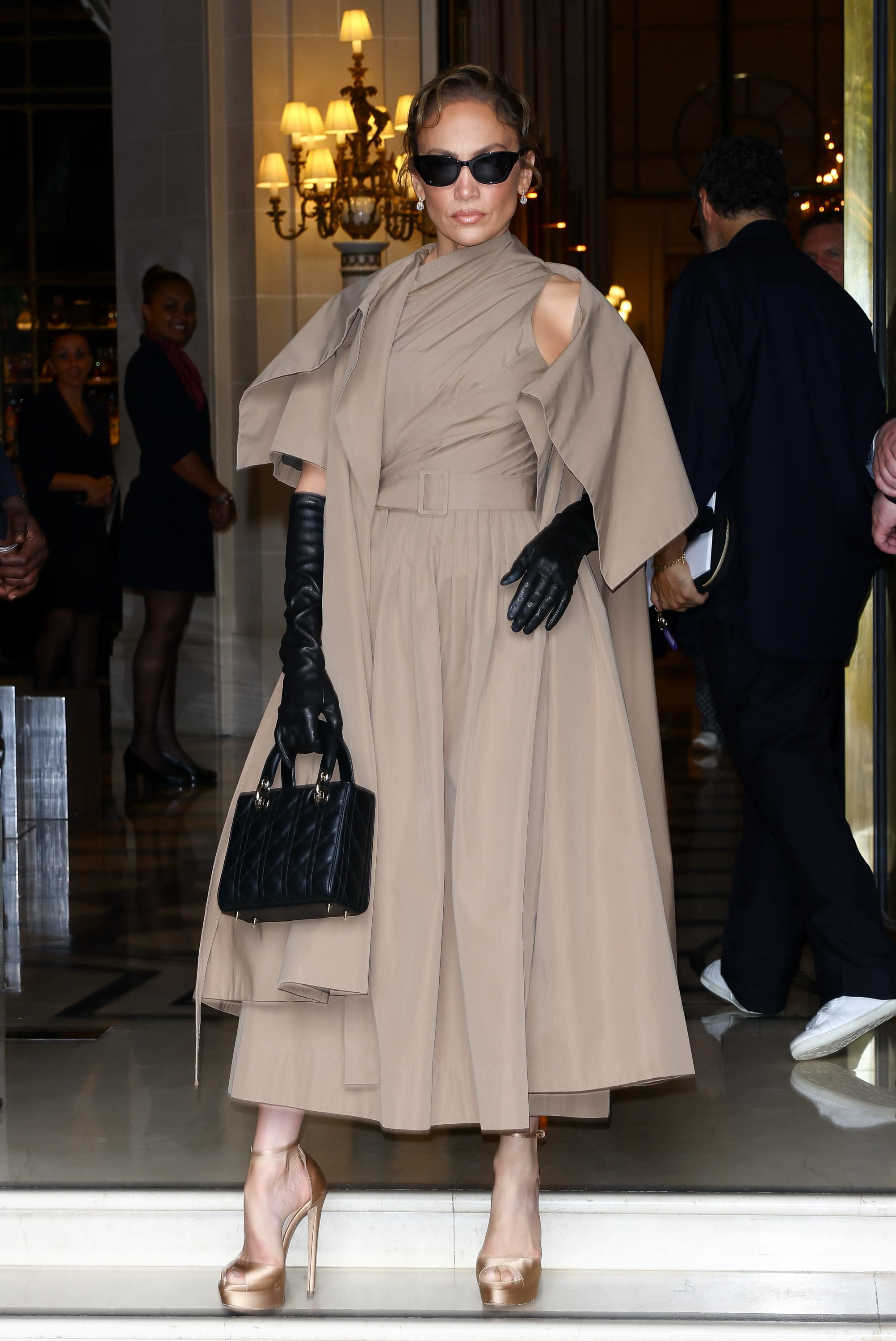 Jennifer Lopez wirkt ernst und gelassen, als sie die Herbst/Winter 2024 Haute Couture Show von Christian Dior während der Pariser Modewoche am 24. Juni 2024 besucht | Quelle: Getty Images
