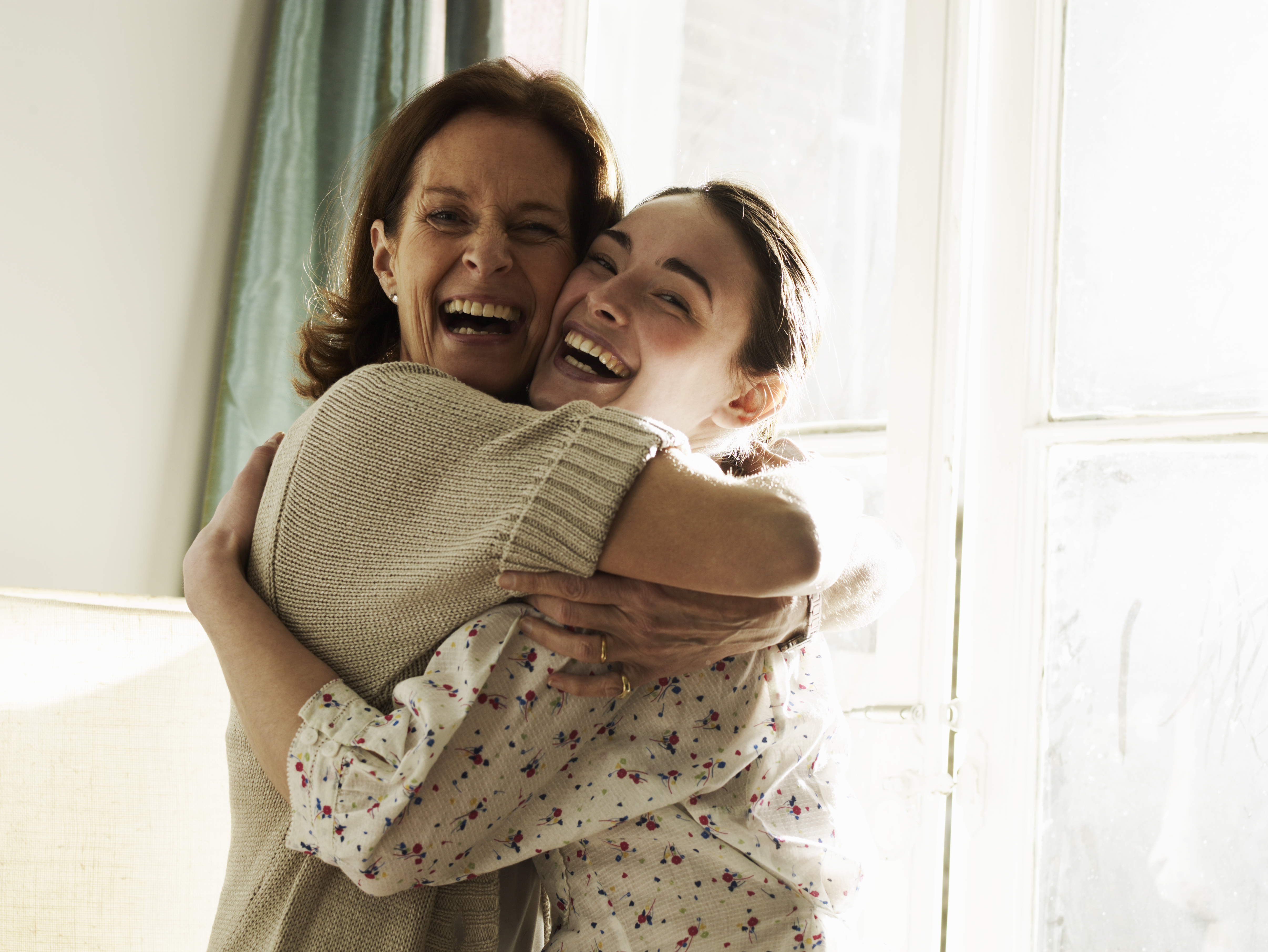 Eine Mutter und ihre Tochter, die sich umarmen | Quelle: Getty Images