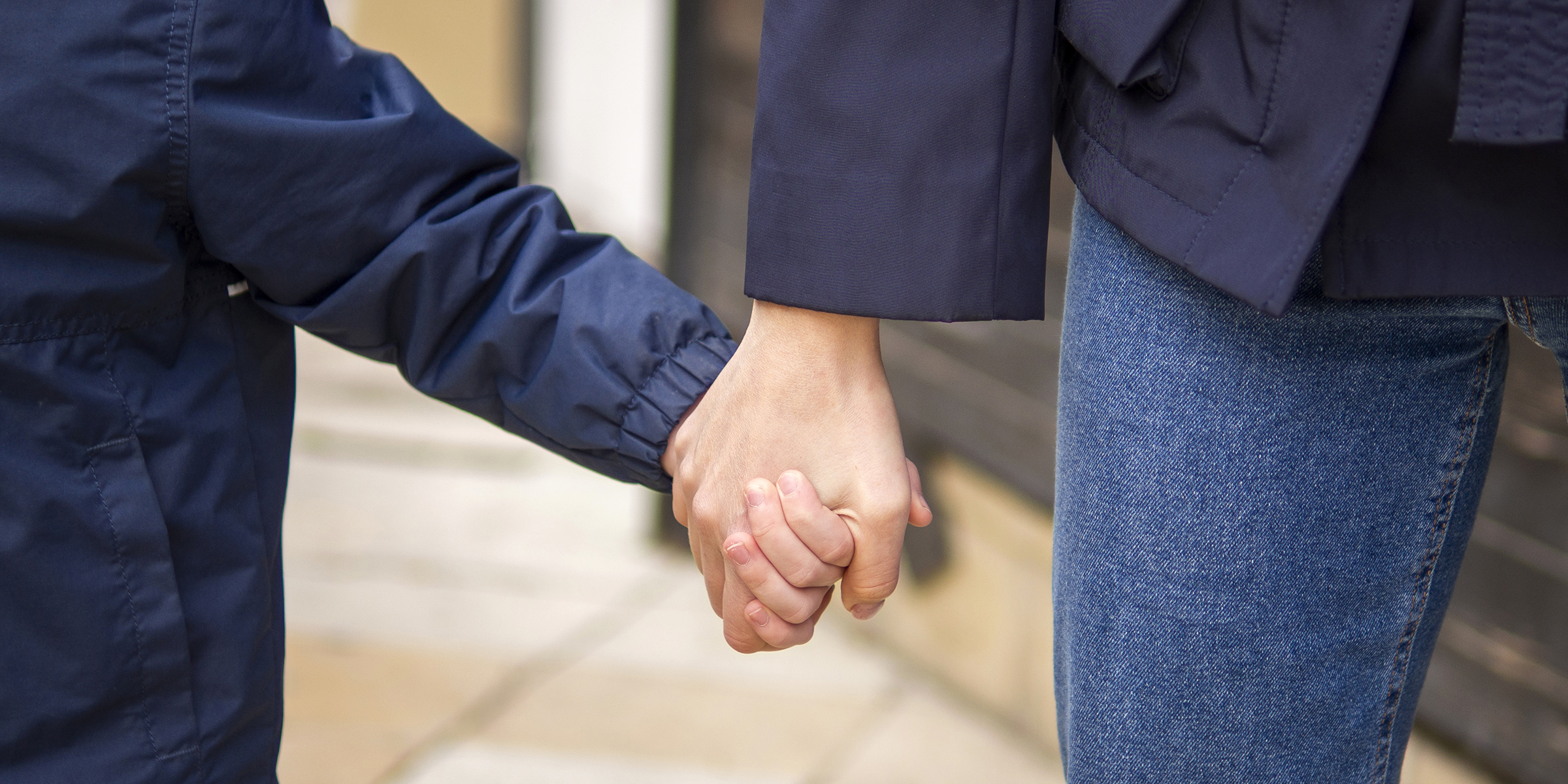 Eine Person hält die Hand eines Kindes | Quelle: Freepik