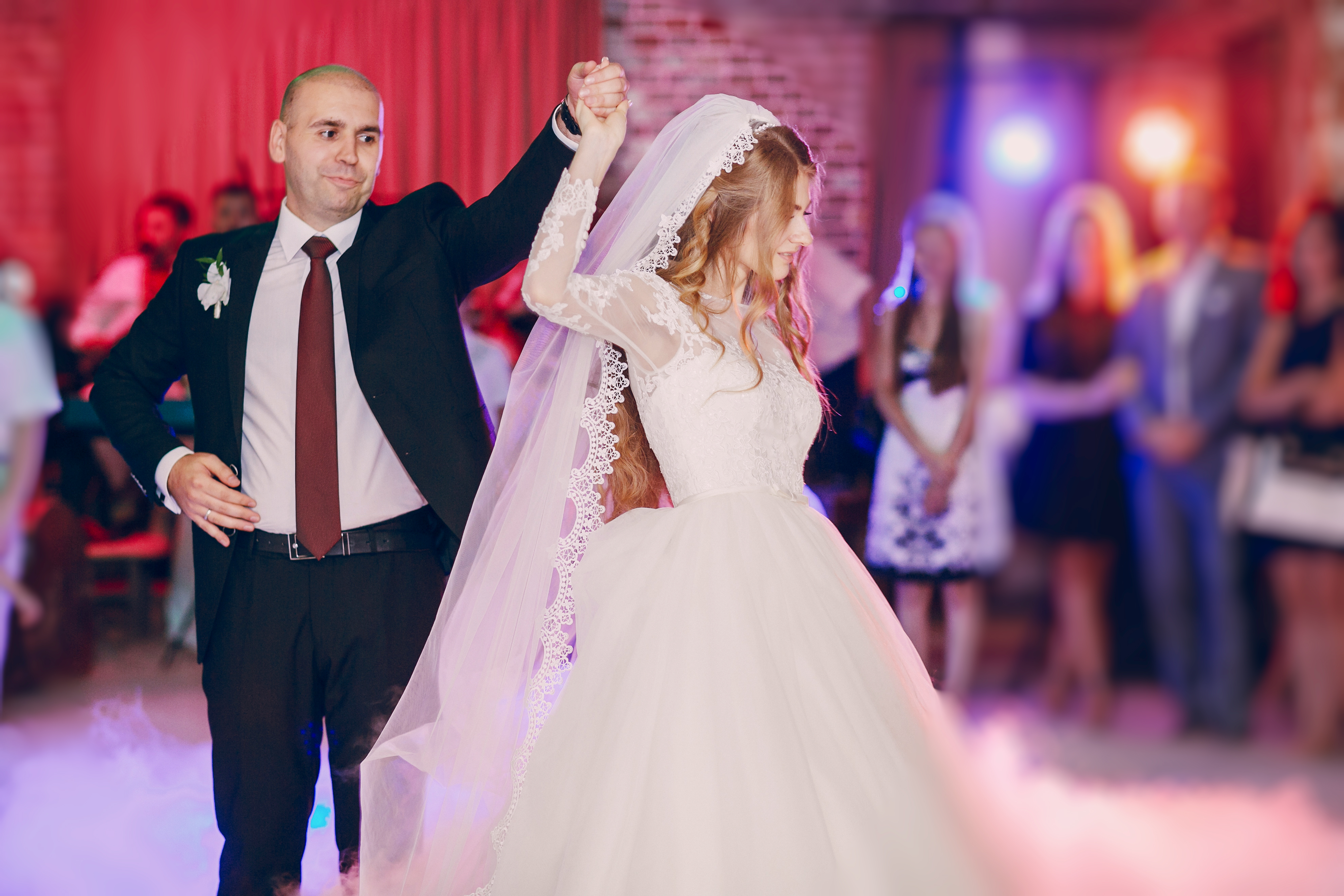 Braut und Bräutigam tanzen | Quelle: Freepik