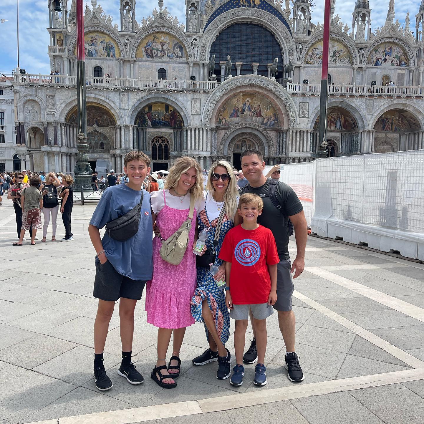 Die Familie besuchte während ihres Italienurlaubs im Juni 2023 mehrere bekannte Sehenswürdigkeiten in Venedig. Ihre Reise unterstrich die persönliche Verbindung zu Italien, die Jeremy schon lange vor seiner Hochzeit und der Geburt seiner Kinder aufgebaut hatte. | Quelle: Instagram/melisaosmond