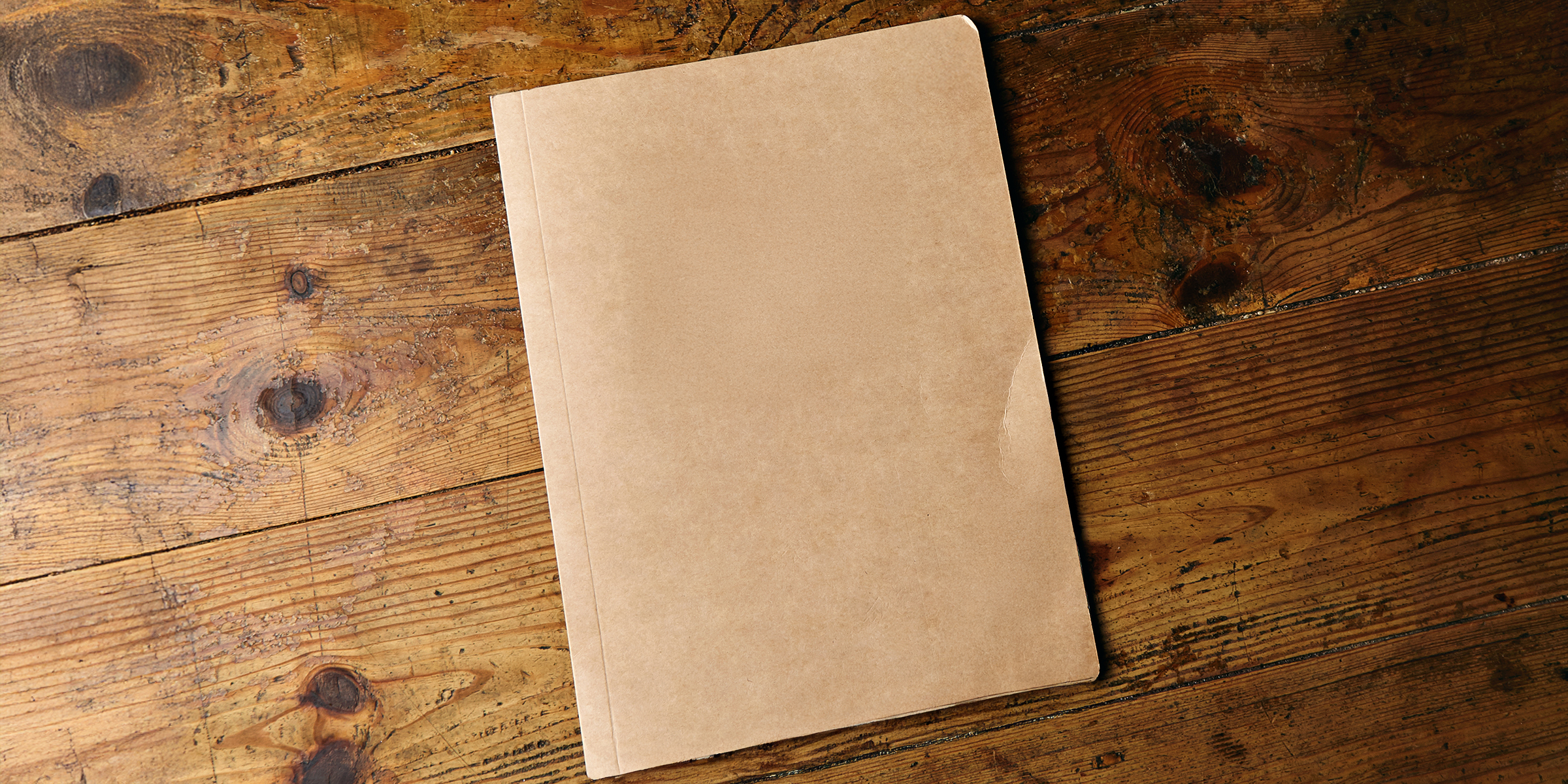 Ein leeres Buch auf einem Tisch | Quelle: Shutterstock
