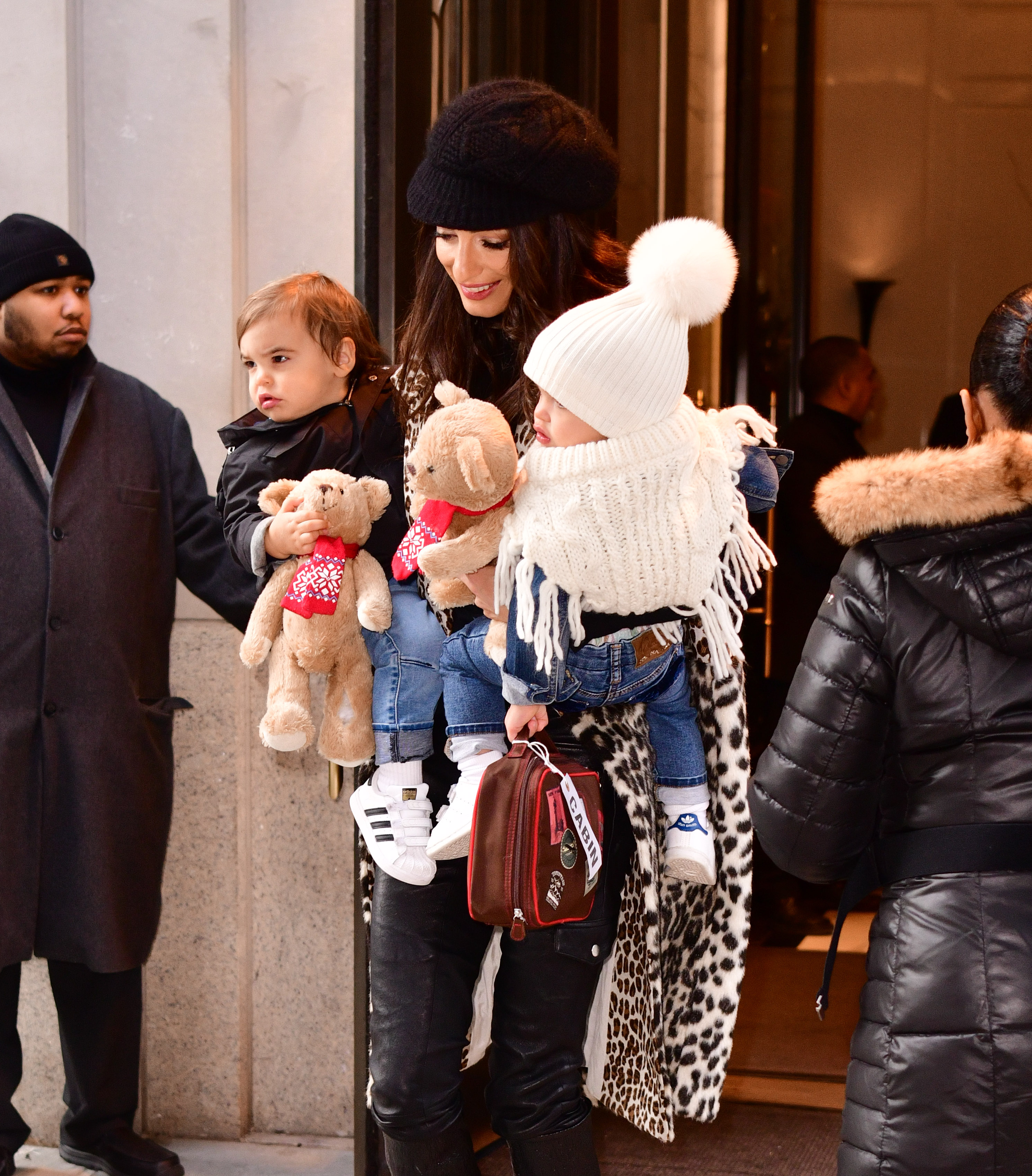 Amal Clooney mit ihren Zwillingen Alexander und Ella Clooney am 6. Dezember 2018 in New York City | Quelle: Getty Images