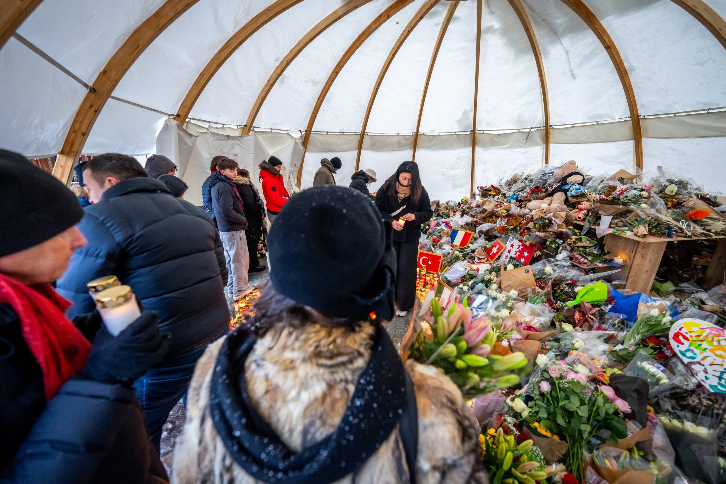 Die Menschen gedenken den Opfern, 9. Januar 2026, Crans-Montana, Schweiz | Quelle: Getty Images