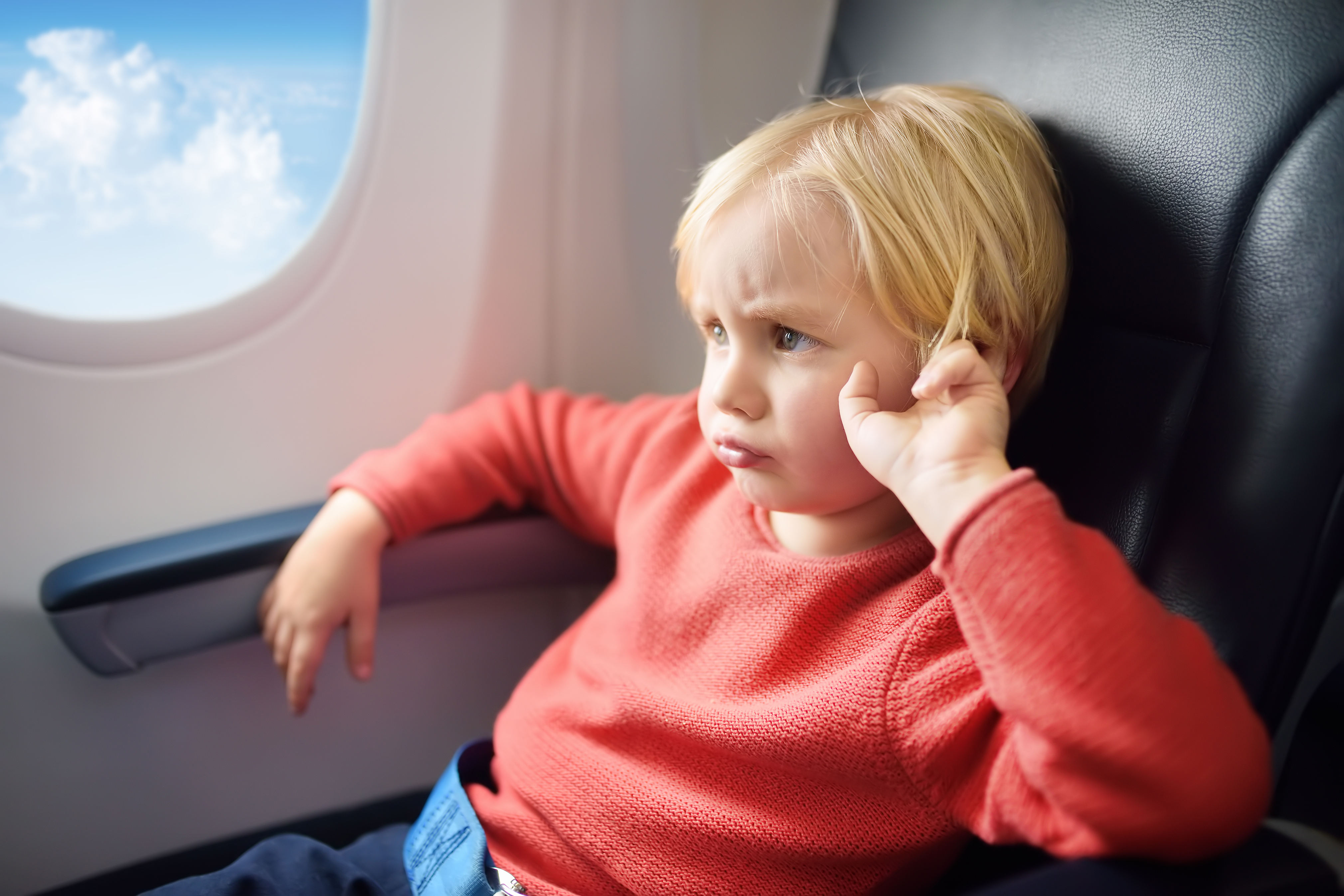 Ein aufgeregtes Kind in einem Flugzeug | Quelle: Shutterstock
