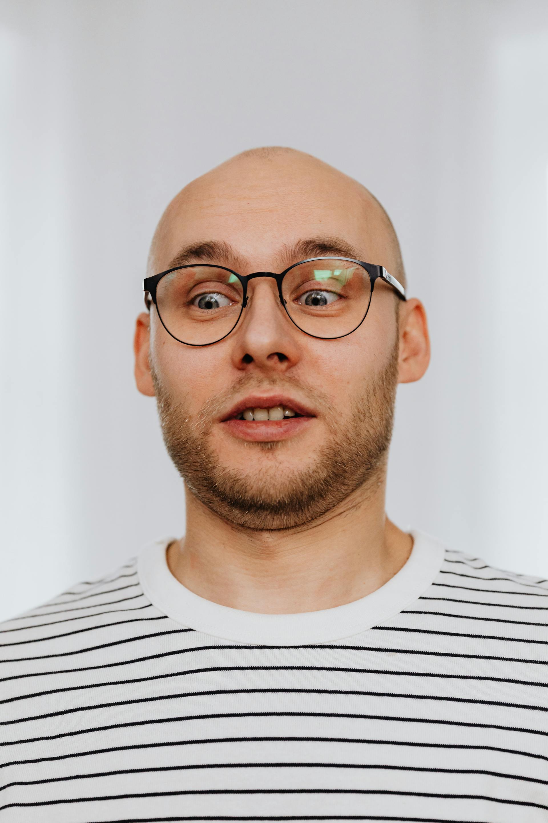 Ein leicht überraschter Mann | Quelle: Pexels